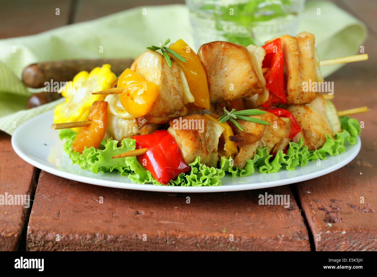 Spiedini di pollo con verdure su spiedini di legno Foto Stock