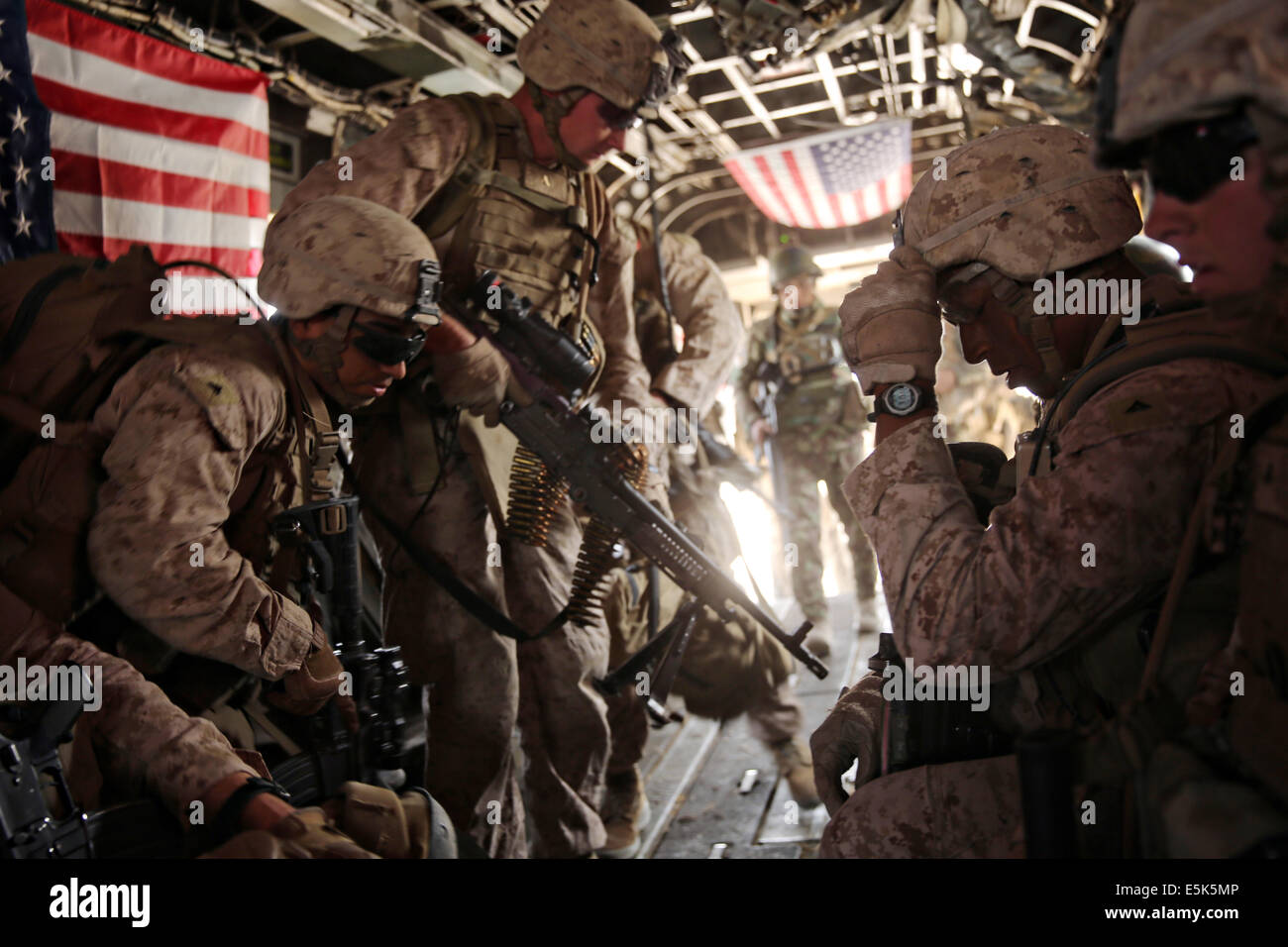 Marines americani con il Primo Battaglione, 7° Reggimento Marine carico su una CH-53E Super Stallion elicottero dopo tre giorni di missione Luglio 6, 2014 in Gereshk, provincia di Helmand, Afghanistan. Foto Stock