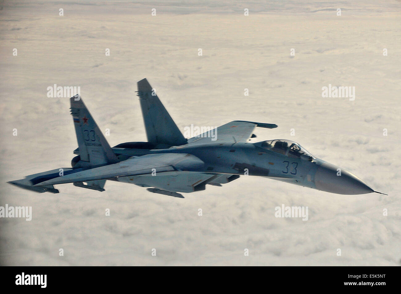 Federazione russa Air Force Su-27 Sukhoi fighter aircraft intercettare simulato un aereo sequestrato di entrare nello spazio aereo russo durante l'esercizio vigili Eagle 27 agosto 2013 su Alaska. L'esercizio comporta la Russia, Canada e Stati Uniti a cooperare per rilevare, via, identificare e seguire un aereo sequestrato come si procede attraverso i confini internazionali. Foto Stock