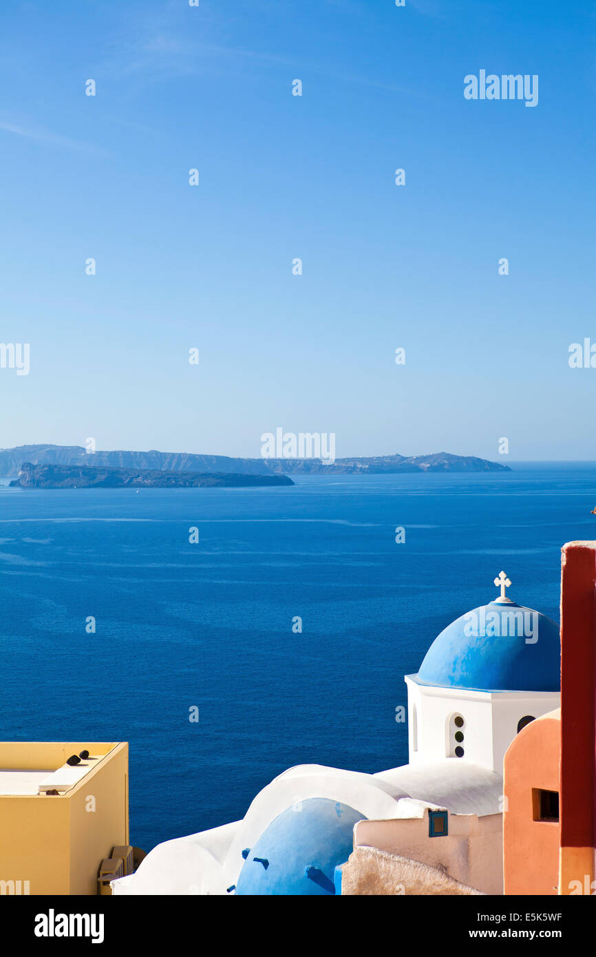 Santorini. Famosa chiesa ortodossa con le cupole blu nel villaggio di Oia (Ia) sull isola di Santorini. Foto Stock