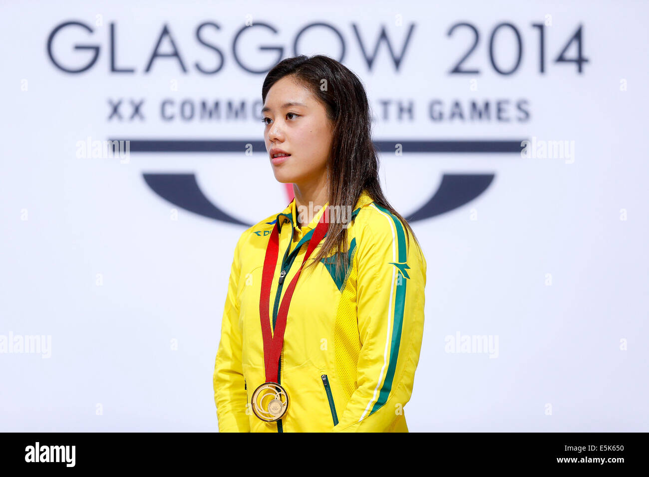 Edimburgo, Scozia. 02Aug, 2014. Glasgow 2014 Giochi del Commonwealth Giorno 10. Aguatics, Diving.Esther Qin si distingue per l'australiano inno nazionale dopo aver vinto una medaglia d'oro nella Womens 3m Springboard Finale. Credito: Azione Sport Plus/Alamy Live News Foto Stock