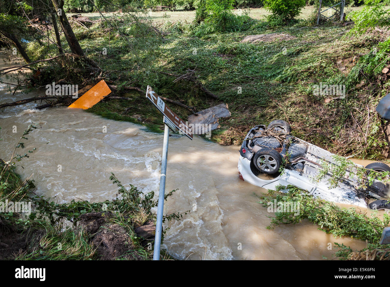 Refrontolo, Treviso, Italia. Il 3° agosto 2014. Cloudburst a Refrontolo; 4 persone morti e parecchie mancante. Ieri alle 22:30 per la pioggia incessante trabocca il flusso di Lienz e una bomba di acqua arriva sulla tenda istituito per la "Festa dei Omeni" è disastro per il Molinetto della Croda: 4 morti e decine di feriti. Credito: Davvero Facile Star/Alamy Live News Foto Stock