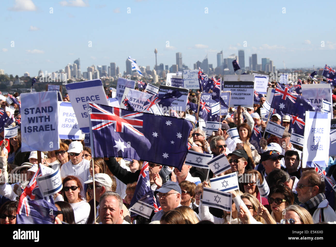 Dudley Riserva di pagina, Dover Heights, Sydney, NSW, Australia. Il 3 agosto 2014. Nonostante un last minute in cambio di sede per motivi di sicurezza gli organizzatori ha stimato che circa 10.000 persone hanno partecipato a un pro-Israele al rally di Dudley Riserva di pagina in Sydney altezze di Dover quartiere a sostegno di il diritto di Israele a difendersi dagli attacchi di Hamas. Vari oratori hanno affrontato il rally nel parco, che aveva come sfondo del Porto di Sydney e il Sydney Harbour Bridge, Opera House e il quartiere centrale degli affari. Copyright Credit: 2014 Richard Milnes/Alamy Live News Foto Stock