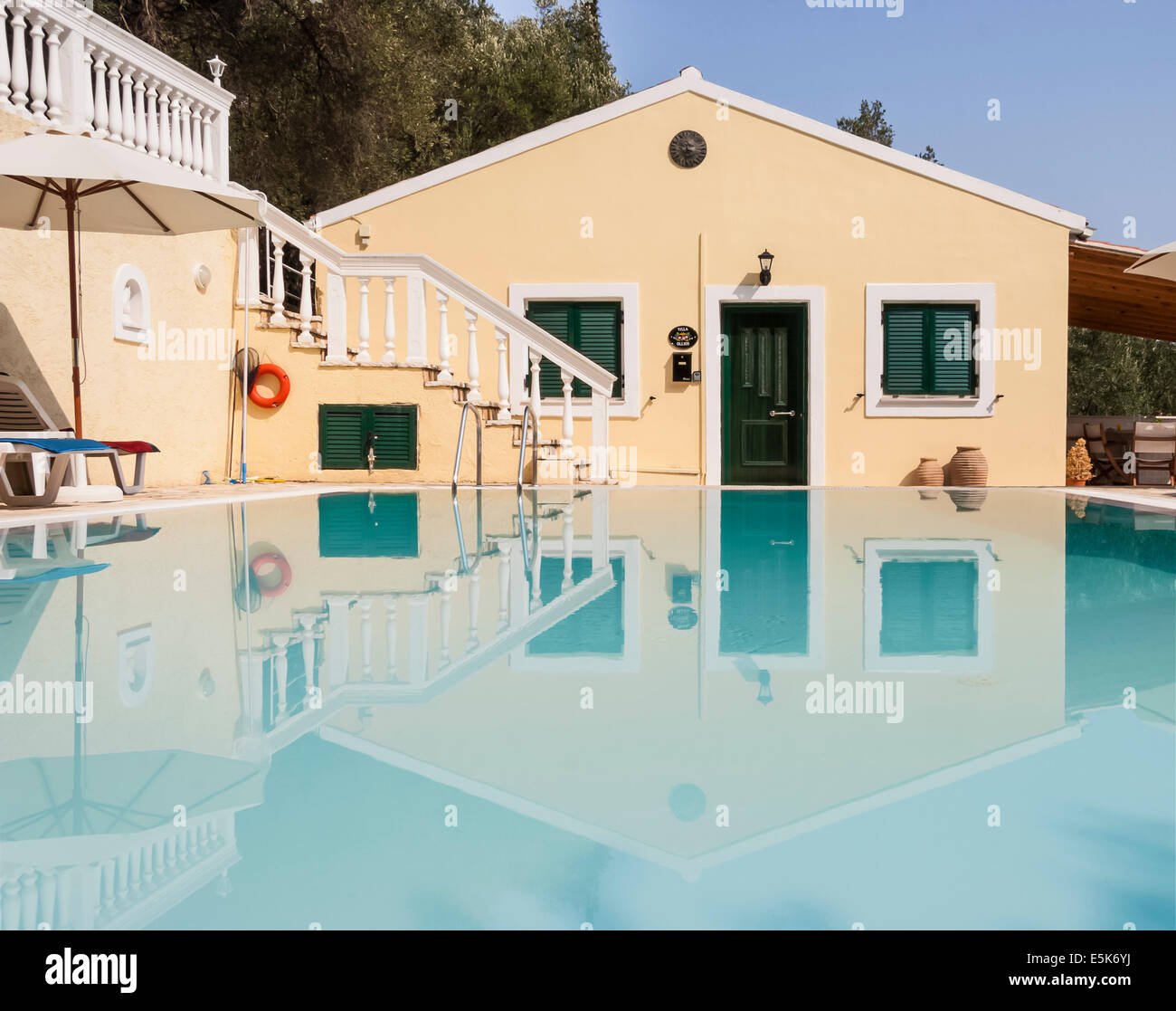 Piscina riflessioni su corfu isola greca Foto Stock Piscina riflessioni su corfu isola greca Foto Stock