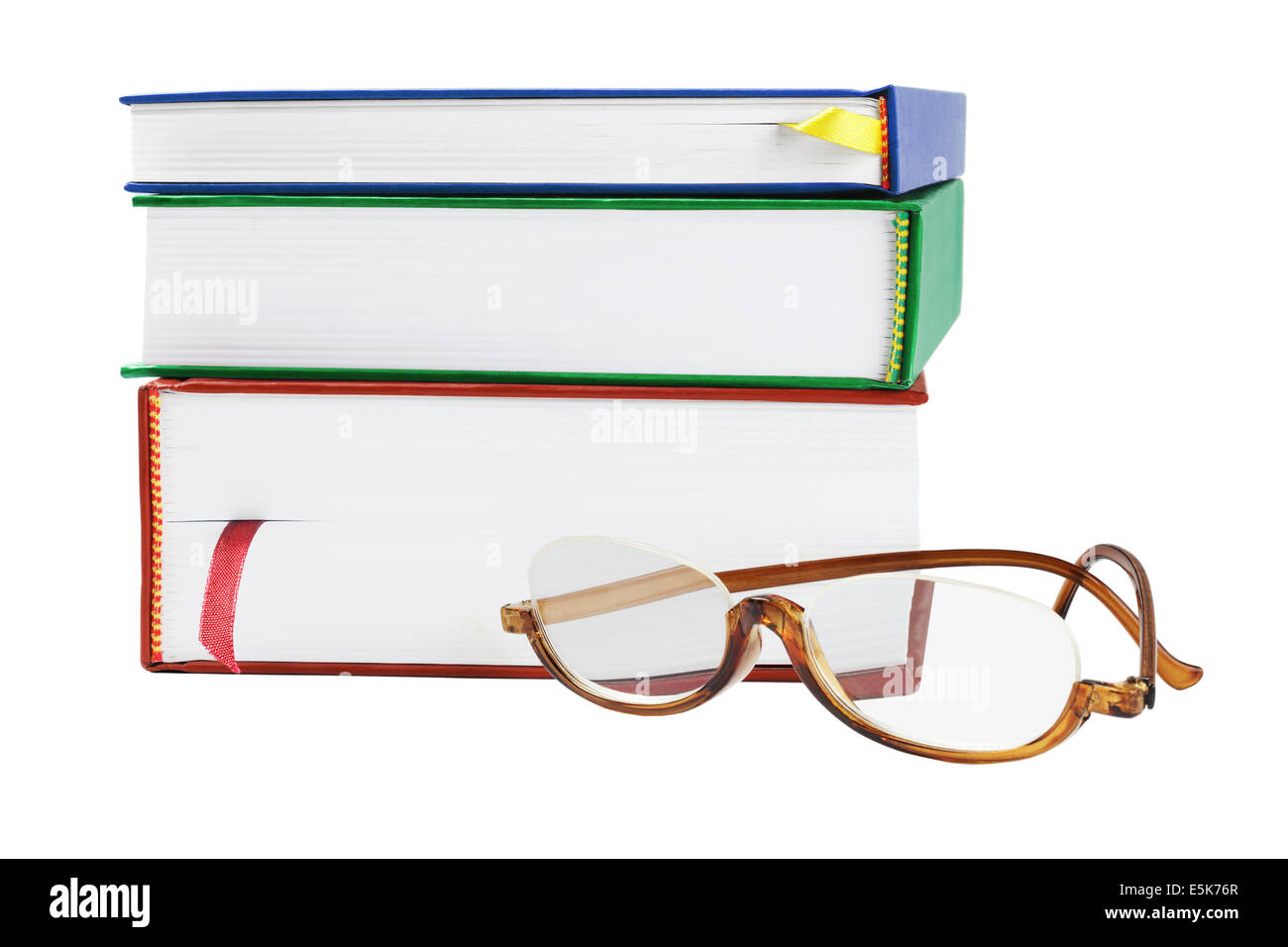 Coppia di occhiali da lettura e i libri di testo su sfondo bianco Foto Stock