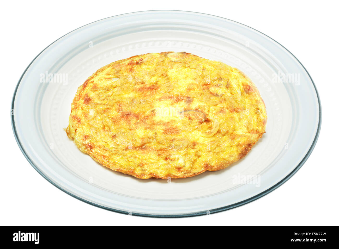 Frittata di uova nella piastra in ceramica su sfondo bianco Foto Stock