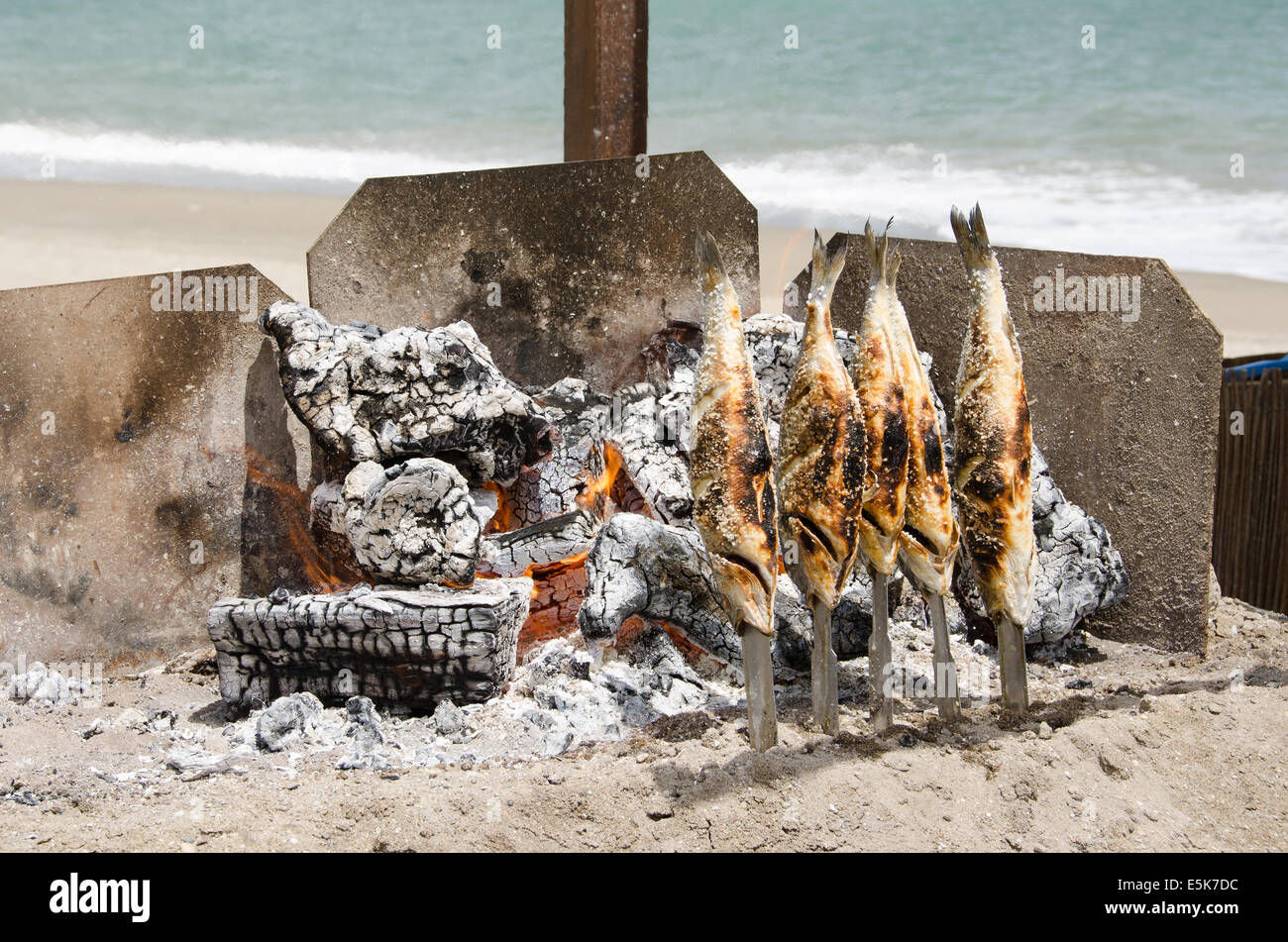 Bbq fish on beach immagini e fotografie stock ad alta risoluzione - Alamy