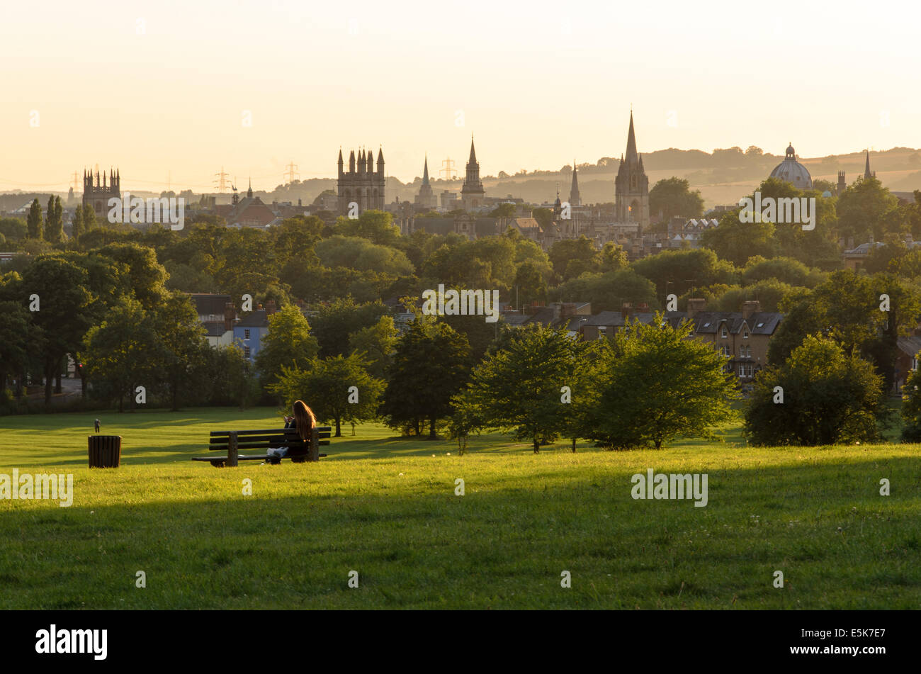 Vista della città di Oxford dal parco a sud est di della città durante un tramonto d'estate. Foto Stock