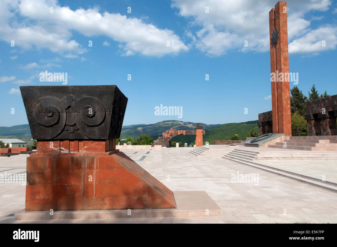 Scultura in pietra scolpita nel complesso commemorativo della guerra, Stepanakert, stato non riconosciuto del Nagorno-Karabakh Foto Stock