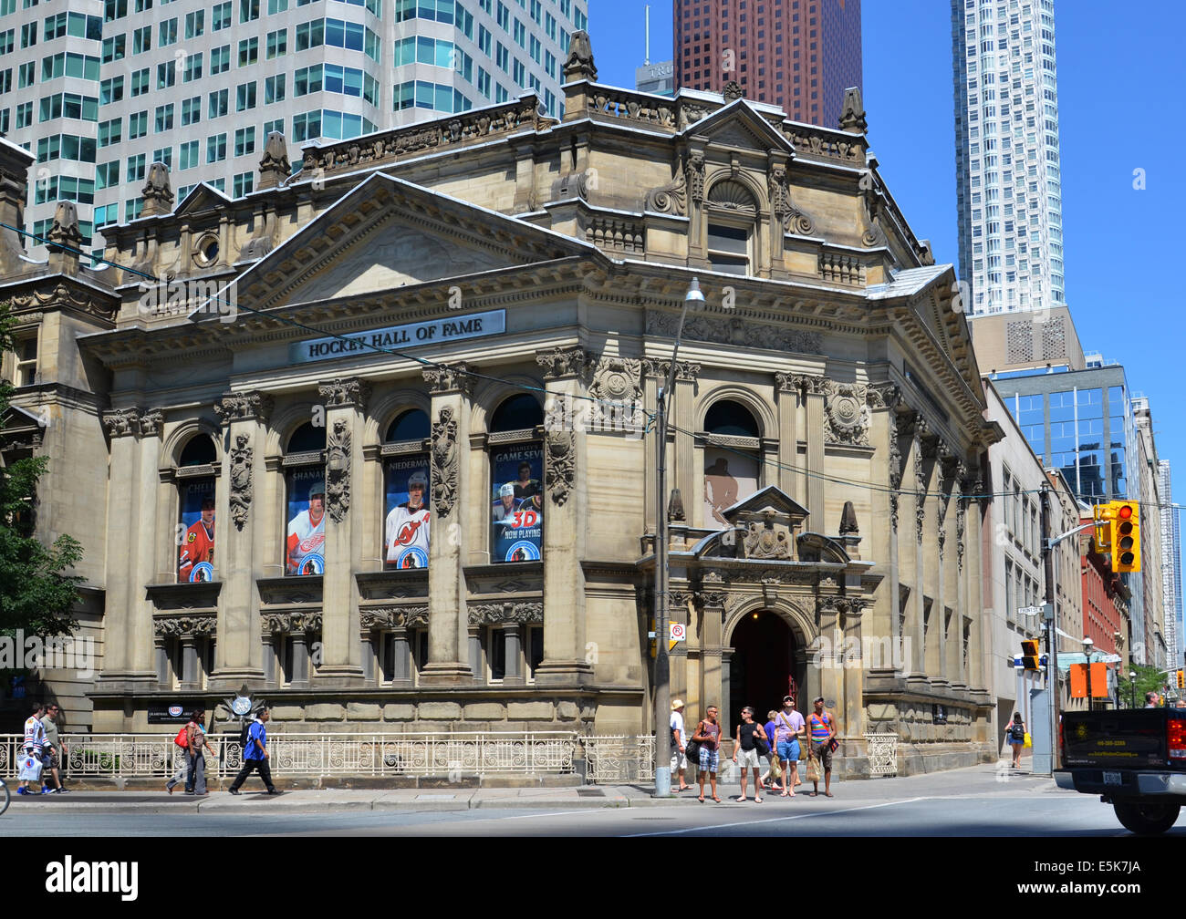 TORONTO - 27 giugno: turisti stand al di fuori dell'Hockey Hall of Fame il 27 giugno 2014. La Hall of Fame è la casa della Stanley Foto Stock