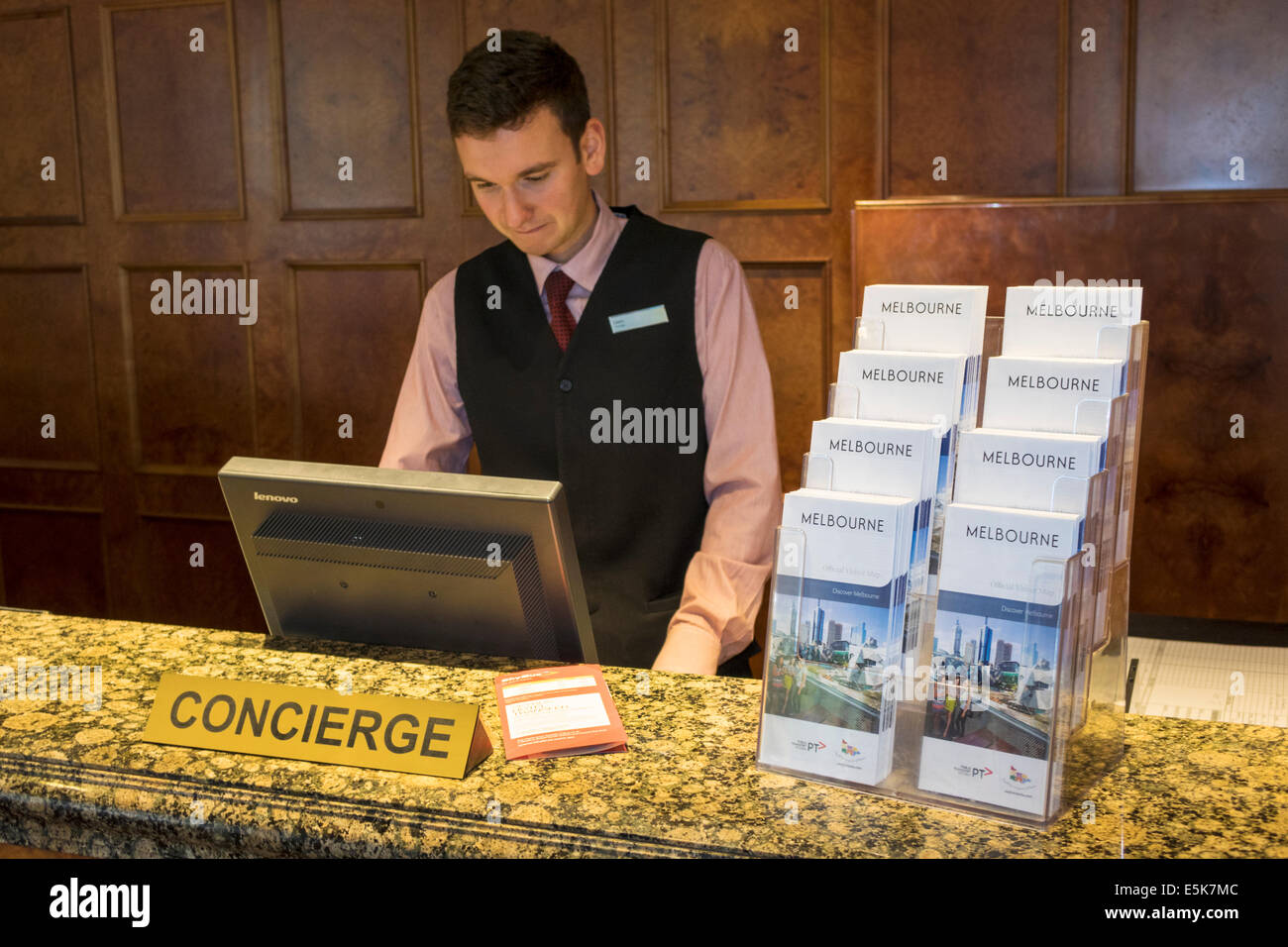 Melbourne Australia,East,Wellington Parade,Hilton on the Park,hotel,lobby,concierge,banco,uomo maschile,dipendenti lavoratori dipendenti lavoratori dipendenti personale di lavoro,lavoro,WO Foto Stock
