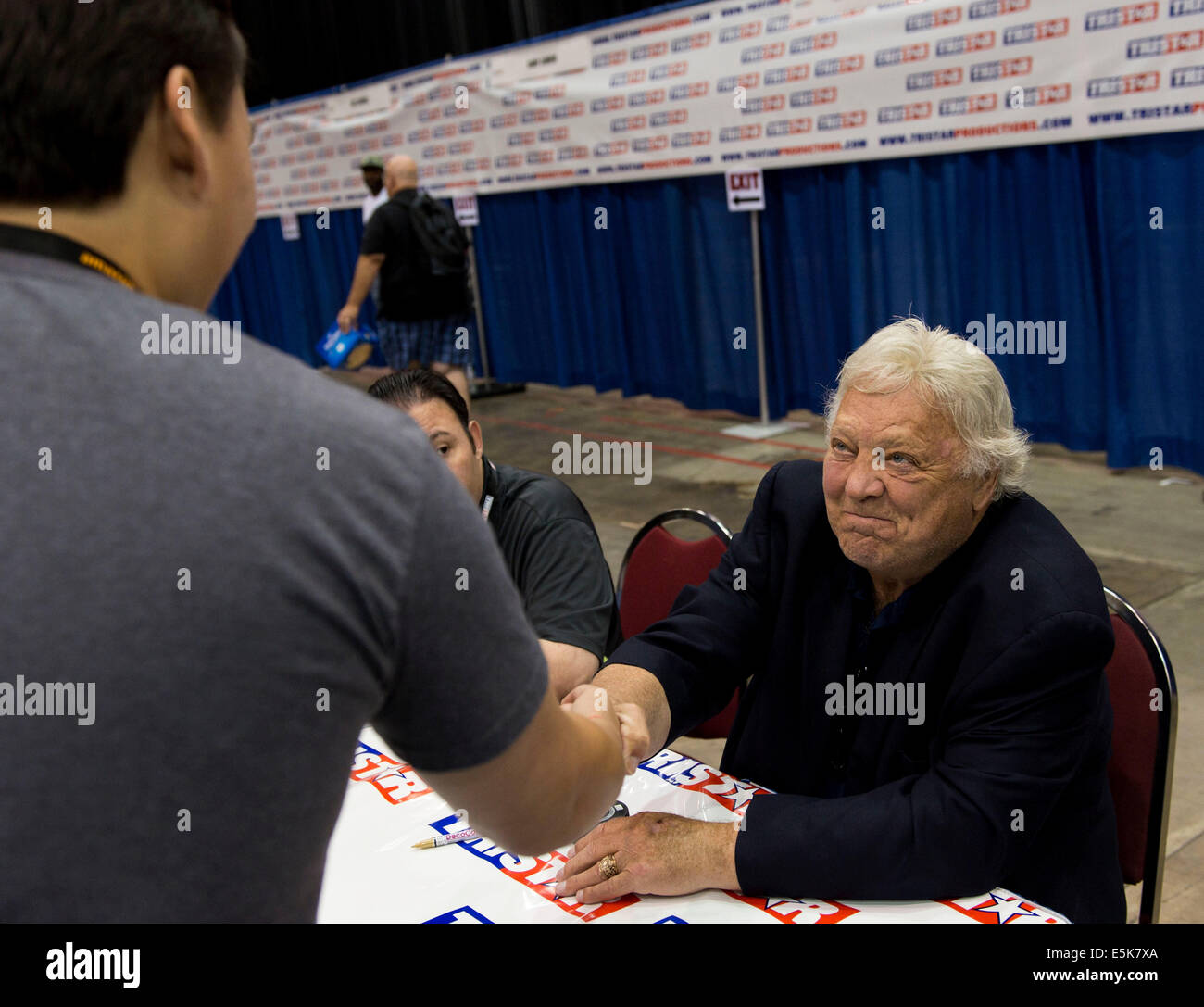 Cleveland, Ohio, USA. 02Aug, 2014. NHL Hall of Famer BOBBY HULL segni autografi durante la trentacinquesima sport nazionale collezionisti convenzione presso il Centro X. I cinque giorni di spettacolo, il più grande del suo genere nel paese, a cui sono attesi più di 40.000 partecipanti. Tra le offerte sono in persona autografo ingaggi da più di 100 celebrità dello sport, nonché le schede di Sport, giocattoli, gioco-utilizzate maglie e una cornucopia di altri cimeli da collezione. © Brian Cahn/ZUMA filo/Alamy Live News Foto Stock