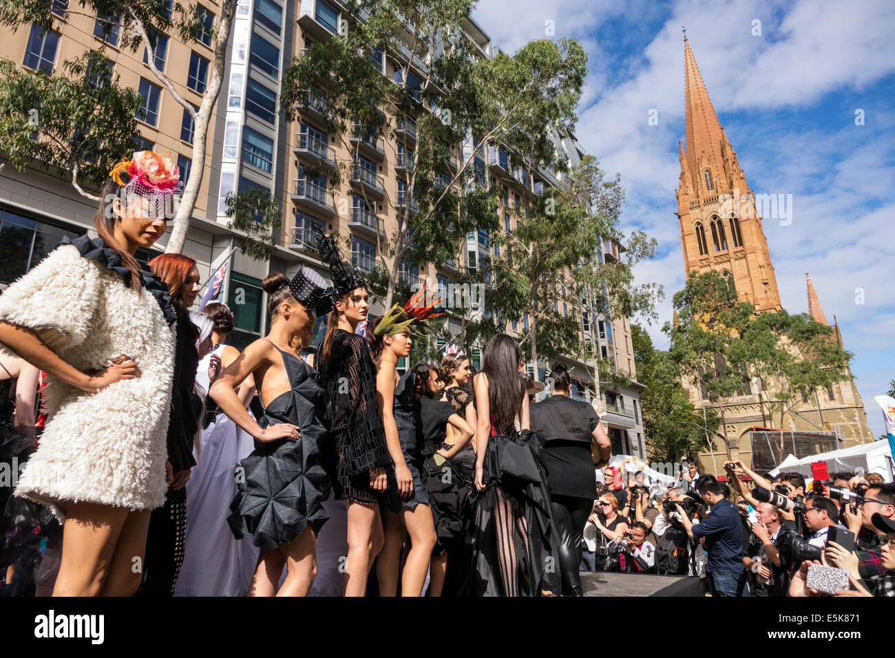 Melbourne Australia,Victoria CBD Central Business,District,Swanston Street,City Square,evento,festival,Lord Mayor's Student Welcome,sfilata di moda,pista Foto Stock