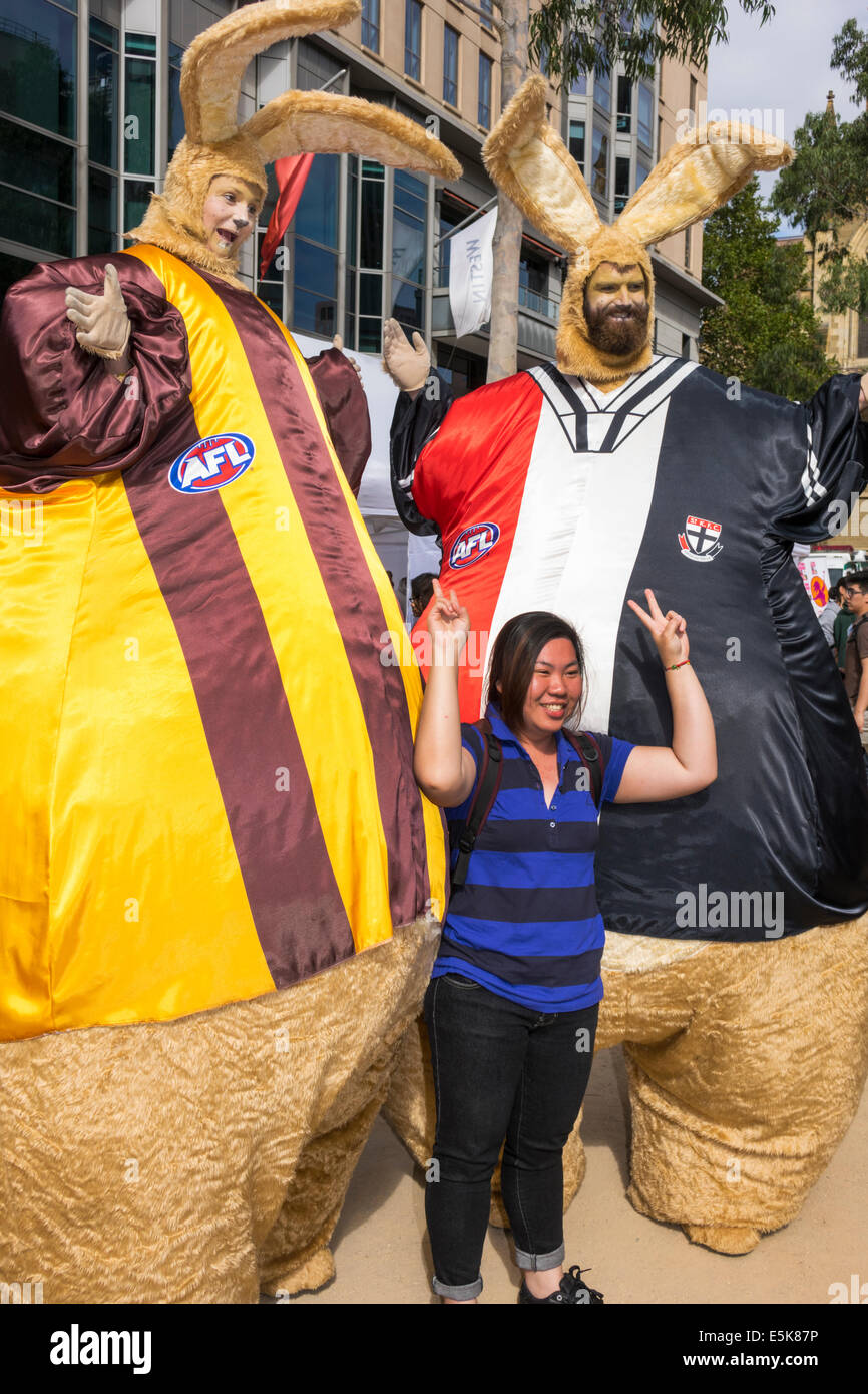 Melbourne Australia,Swanston Street,City Square,festival,benvenuto studente del Signore Sindaco,mascotte,AFL,Football League,St Kitts Football Club, St. KFC, asiatico Foto Stock