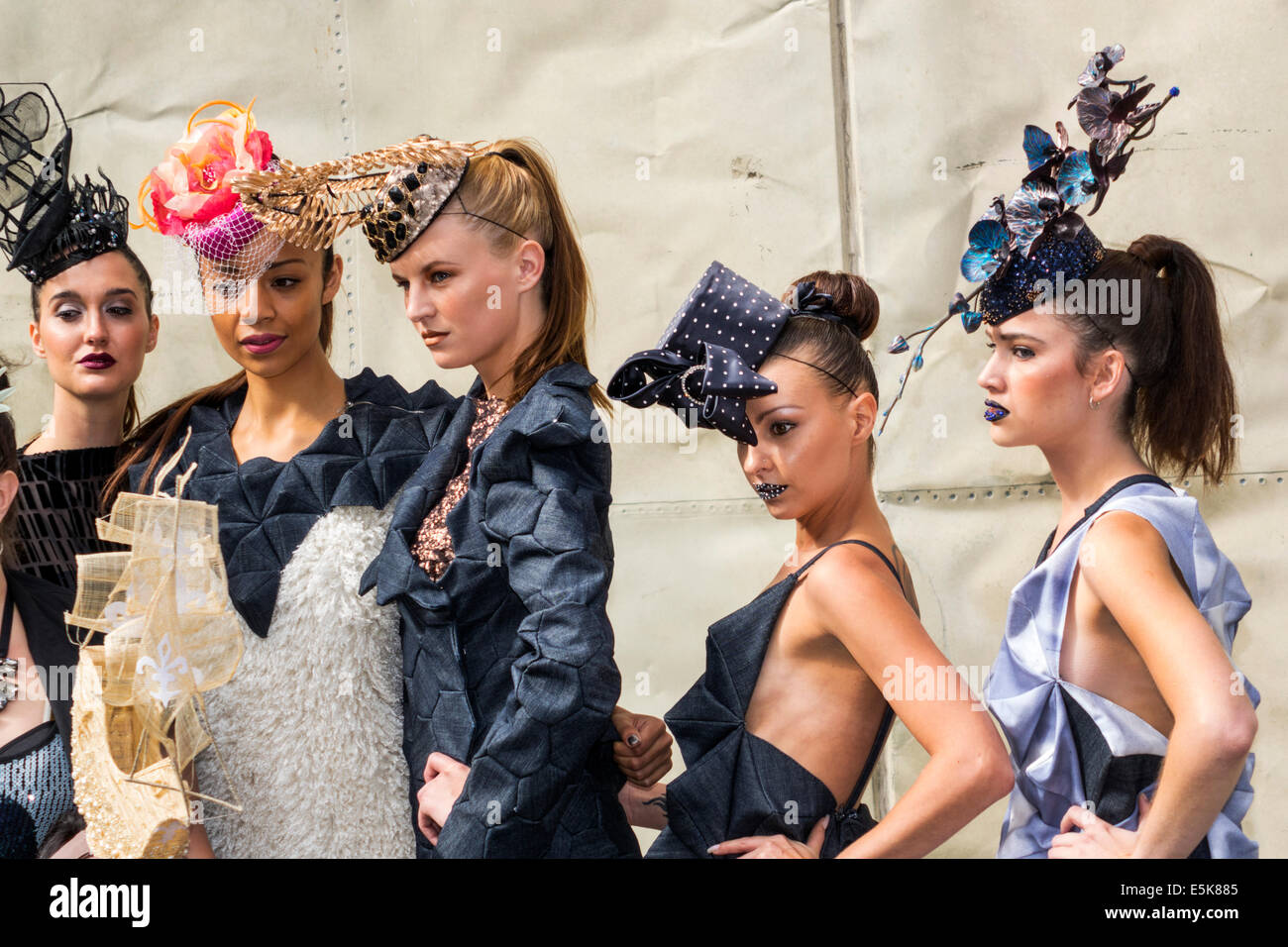 Melbourne Australia,Swanston Street,City Square,festival,Lord Mayor's Student Welcome,sfilata di moda,pista,donna donne,model,posing,pos impressionante Foto Stock