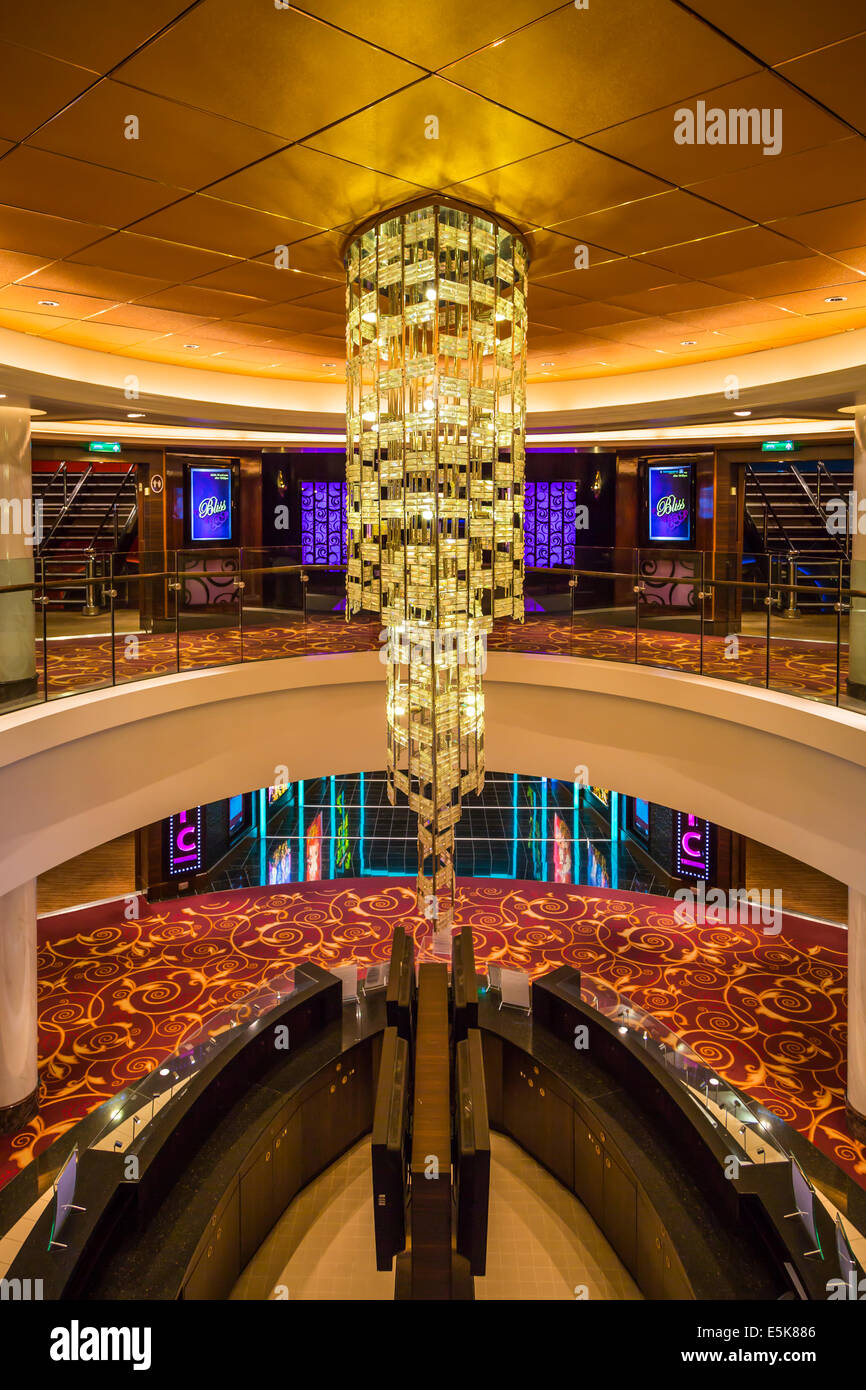 Un corridoio interno e decorazioni in un'area pubblica della Norwegian Epic nave da crociera. Foto Stock