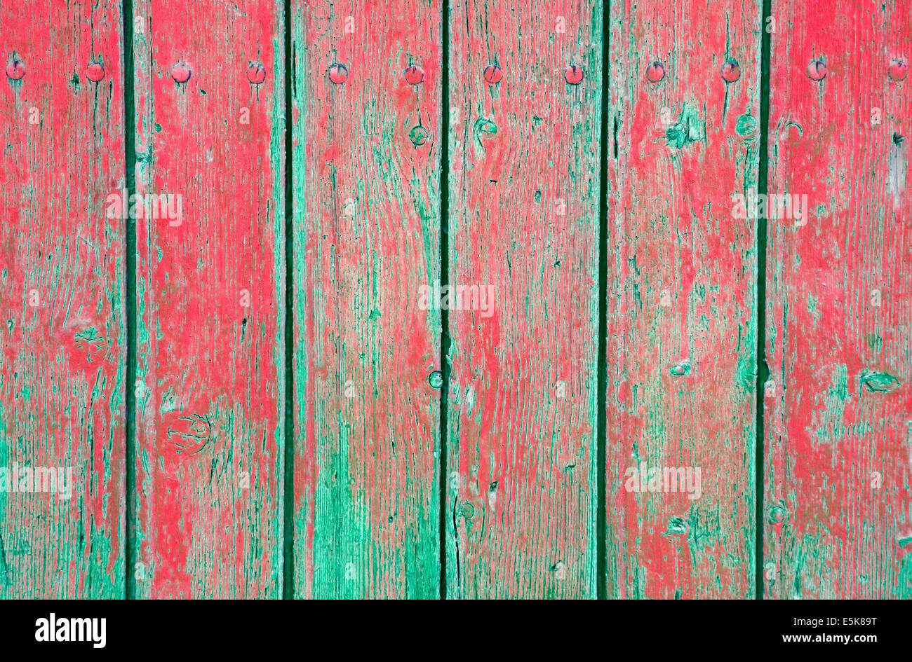 Alta qualità weathered colorati parete in legno sfondo naturale nel verde sfumato e vernice rossa pattern con età look grunge Foto Stock