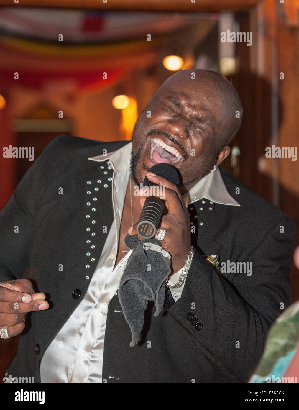 African cantante maschio di dare un anima live performance di canto Foto Stock