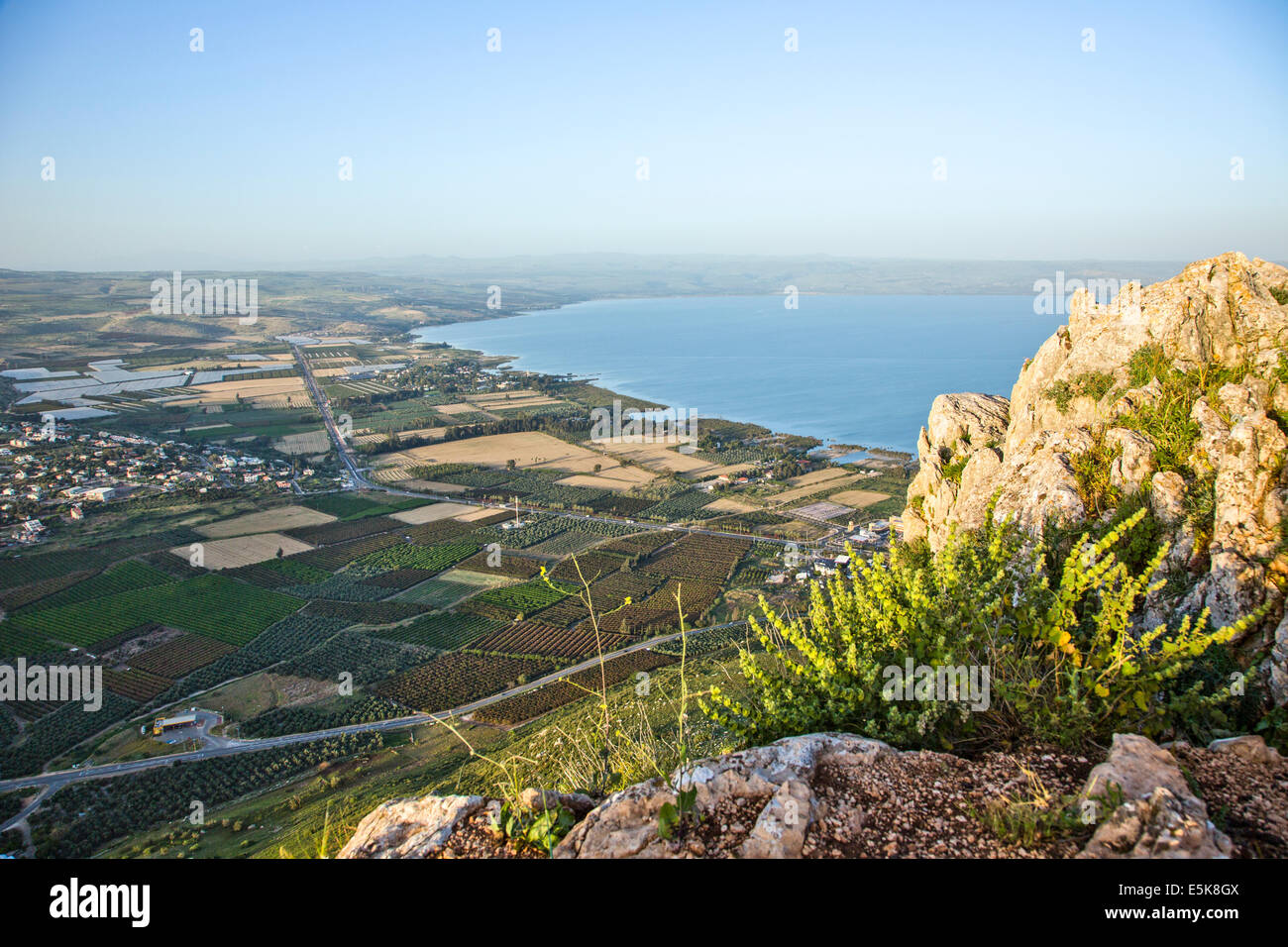 Israele, Bassa Galilea, il Mare di Galilea come visto da di Arbel mountain Foto Stock