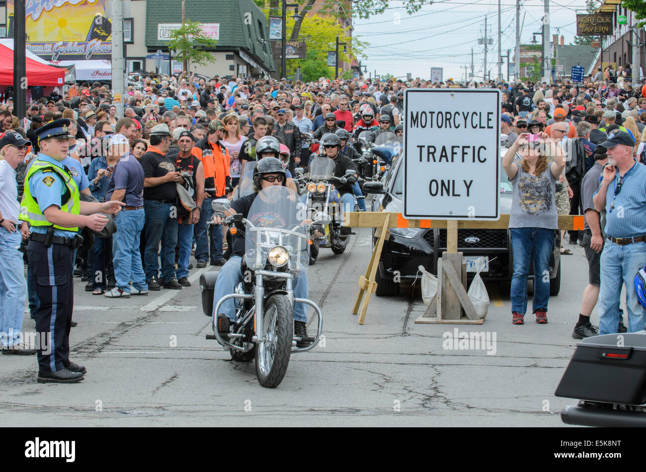 Motociclisti di attendere pazientemente a negoziare un incrocio occupato al 'venerdì il tredicesimo' rally nel porto di Dover, Ontario, Canada. Foto Stock