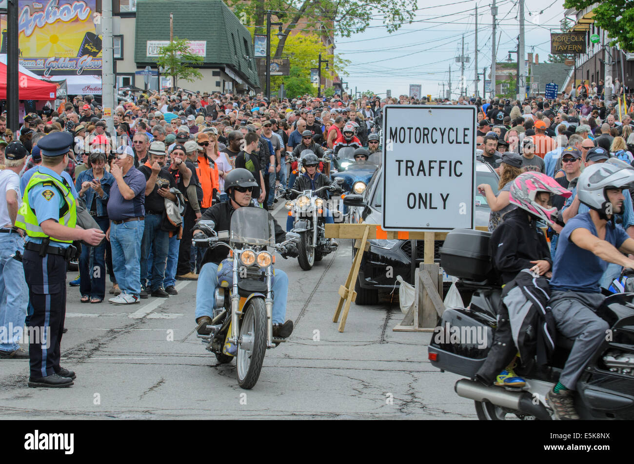 Motociclisti di attendere pazientemente a negoziare un incrocio occupato al 'venerdì il tredicesimo' rally nel porto di Dover, Ontario, Canada. Foto Stock