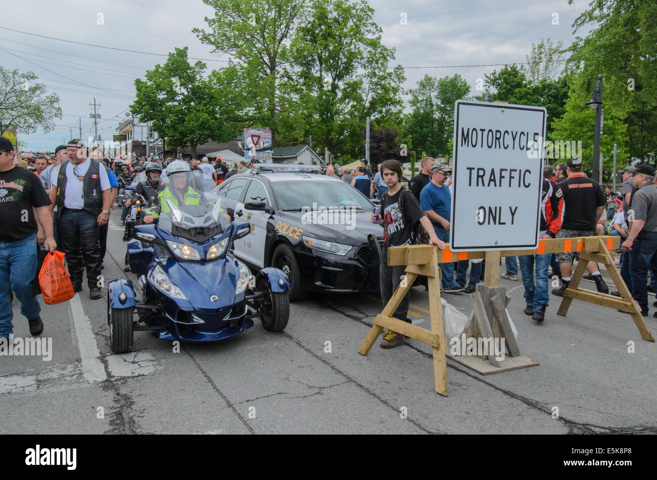 Motociclisti di attendere pazientemente a negoziare un incrocio occupato al 'venerdì il tredicesimo' rally nel porto di Dover, Ontario, Canada. Foto Stock