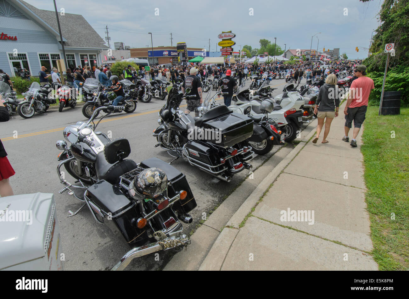 Street view del 'venerdì il tredicesimo' moto raduno nel porto di Dover, Ontario, Canada. Foto Stock