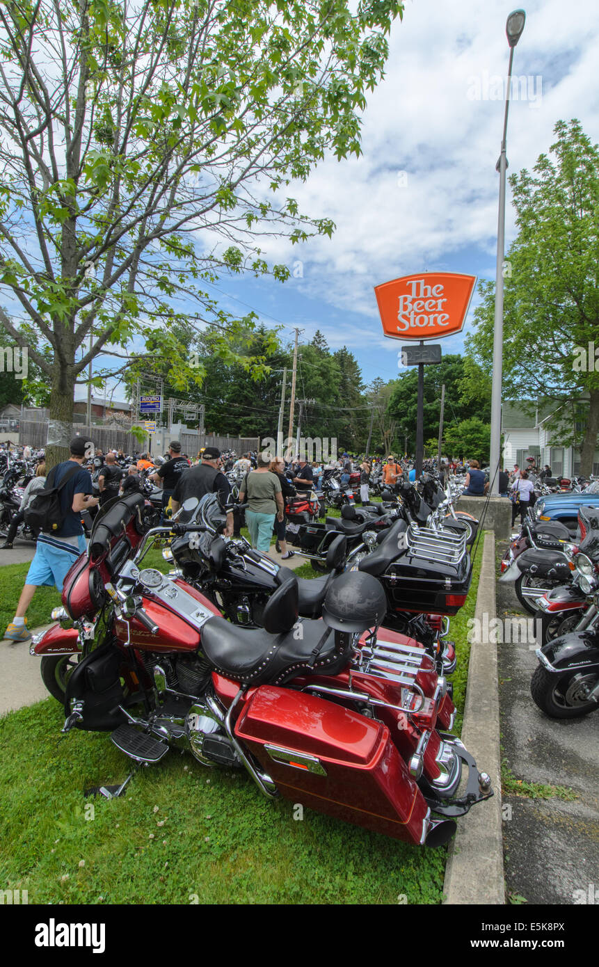 La birra Negozio Parcheggio traboccante di motociclette durante il 'venerdì il tredicesimo' rally nel porto di Dover, Ontario, Canada. Foto Stock