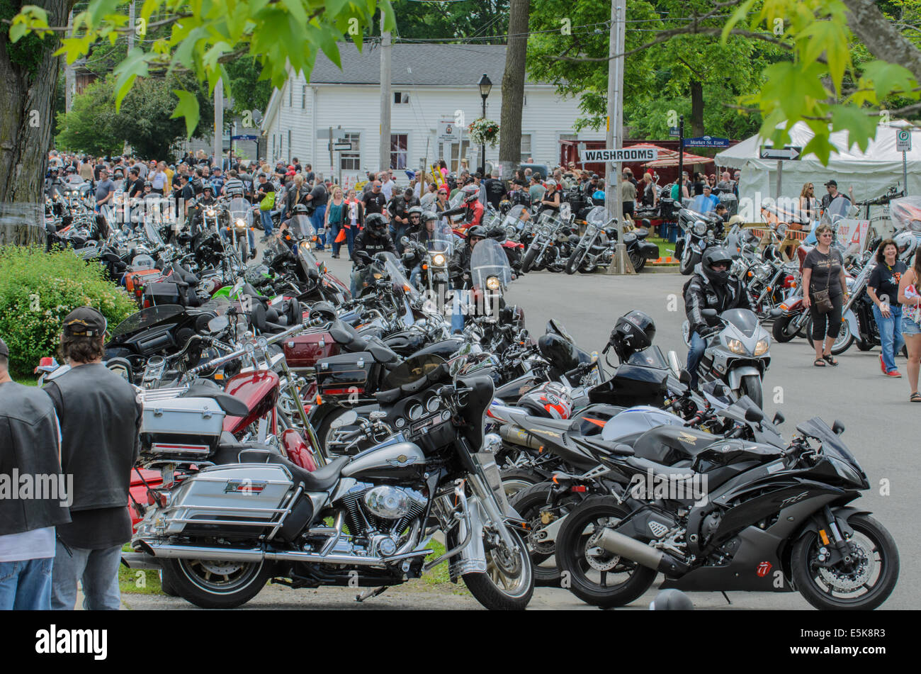 Una delle molte strade nel porto di Dover, Ontario, Canada che sono rivestiti con i motocicli ogni venerdì il tredicesimo. Foto Stock