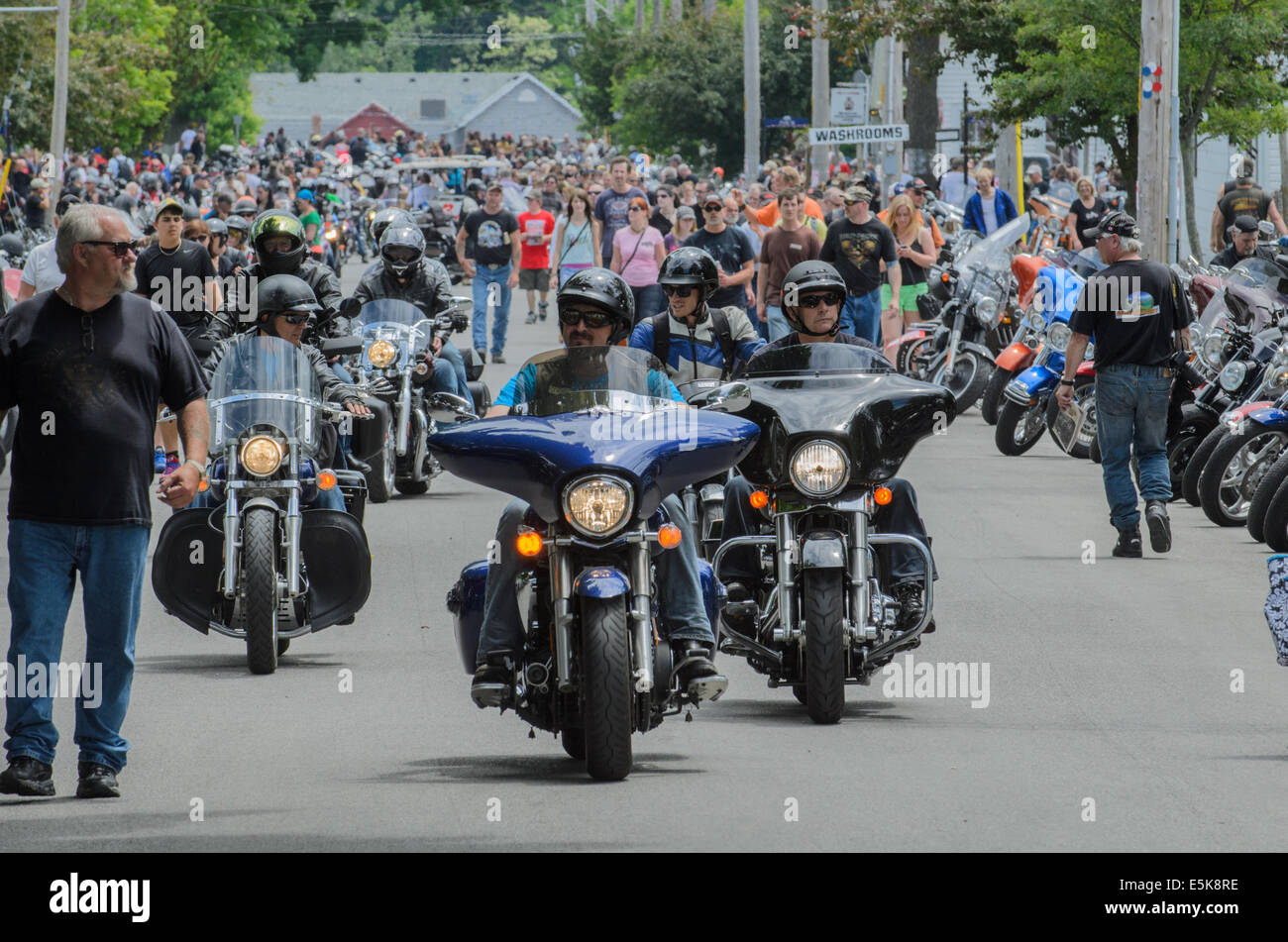 Una delle molte strade nel porto di Dover, Ontario, Canada che sono rivestiti con i motocicli ogni venerdì il tredicesimo. Foto Stock