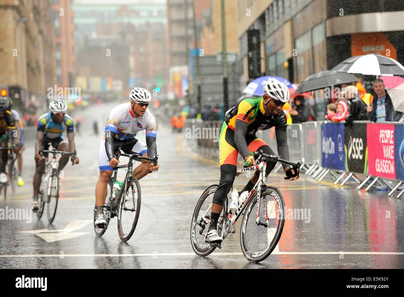 Gara di concorrenti in condizioni dure compresi heavy rain nella loro battaglia per una medaglia nel giorno finale sui giochi del Commonwealth a Glasgow Foto Stock