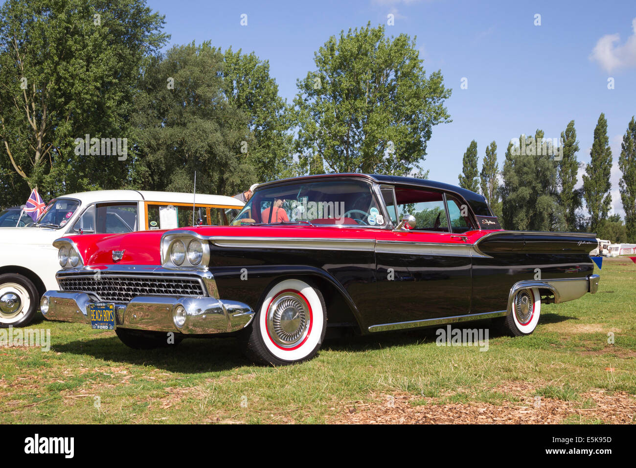 Billing Aquadrome Northampton U.K. Domenica 3 agosto 2014. Il Classic Car & Bike Show tenutosi per un altro anno a Billing Aquadrome Northampton con veicoli provenienti da tutto il Regno Unito a partecipare alla manifestazione. Elegante, bello e splendide vetture classiche e delle biciclette in mostra per il pubblico di visualizzare e godere nel caldo e soleggiato l evento è stato organizzato da le promozioni attive Europe Ltd. Auto è una Ford Fairlane 500 Skyliner. Credito: Keith J Smith./Alamy Live News Foto Stock