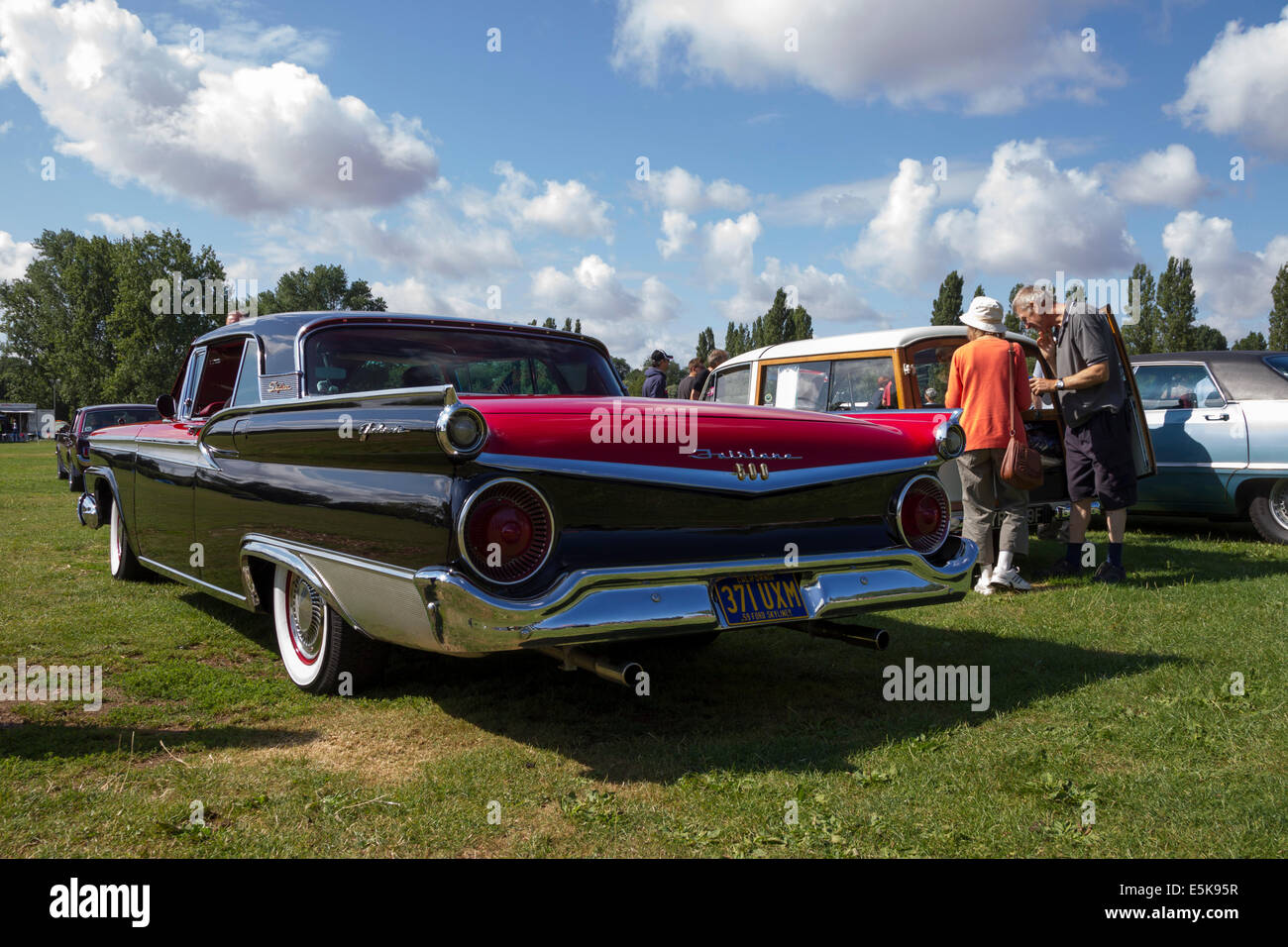 Billing Aquadrome Northampton U.K. Domenica 3 agosto 2014. Il Classic Car & Bike Show tenutosi per un altro anno a Billing Aquadrome Northampton con veicoli provenienti da tutto il Regno Unito a partecipare alla manifestazione. Elegante, bello e splendide vetture classiche e delle biciclette in mostra per il pubblico di visualizzare e godere nel caldo e soleggiato l evento è stato organizzato da le promozioni attive Europe Ltd. Auto è una Ford Fairlane 500 Skyliner. Credito: Keith J Smith./Alamy Live News Foto Stock