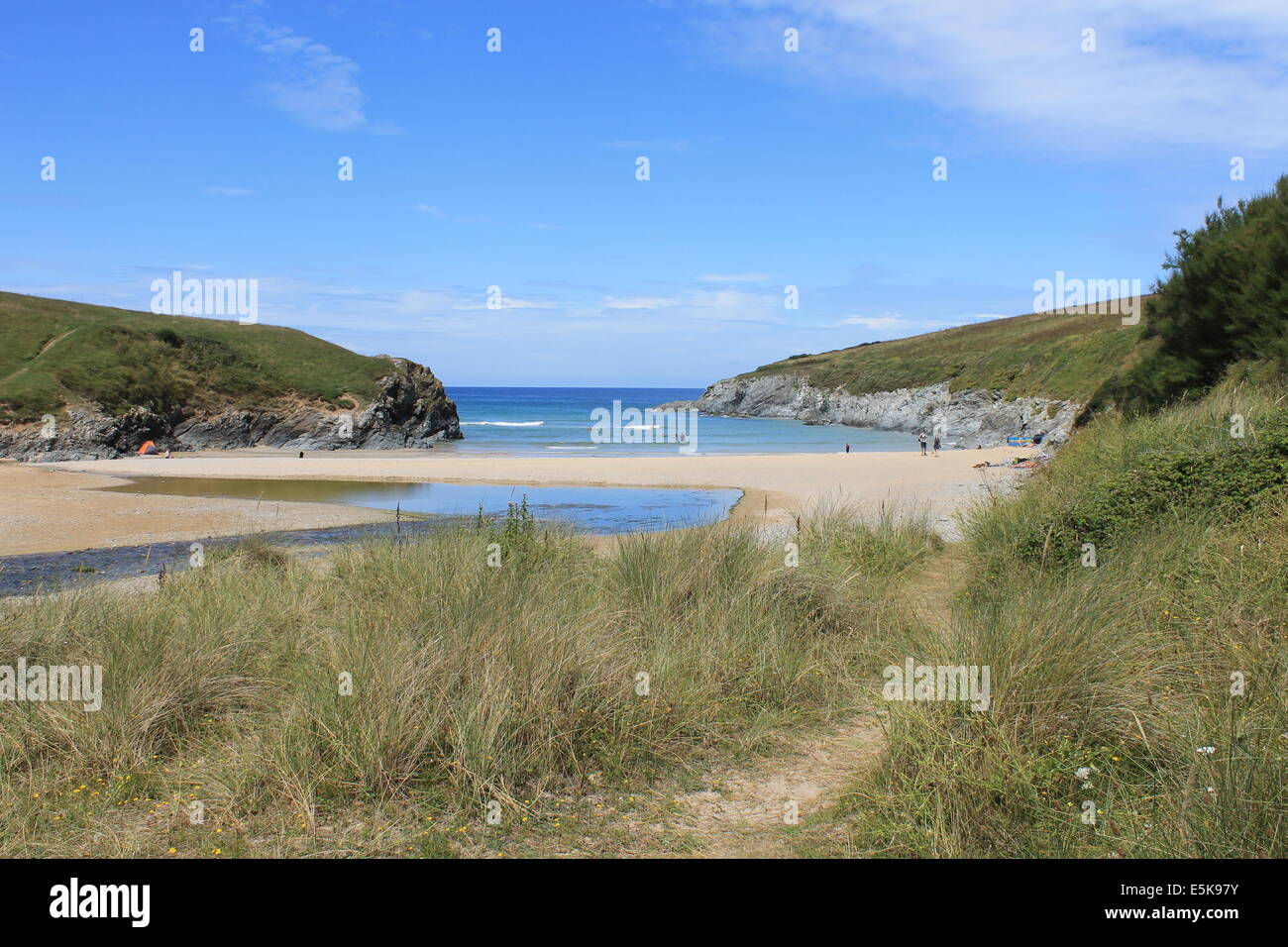 North Cornish Coast: spiaggia sabbiosa e mare stretto ingresso a Porth scherzo, Cornwall, England, Regno Unito Foto Stock