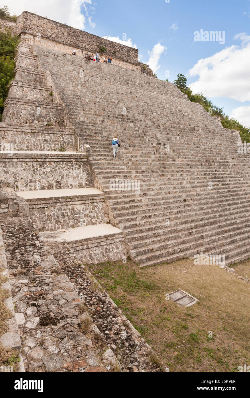 Una bilancia turistica la Grande Piramide a Uxmal. Ant-simili, un turista si arrampica mentre altri resto in cima alla piramide massiccia Foto Stock