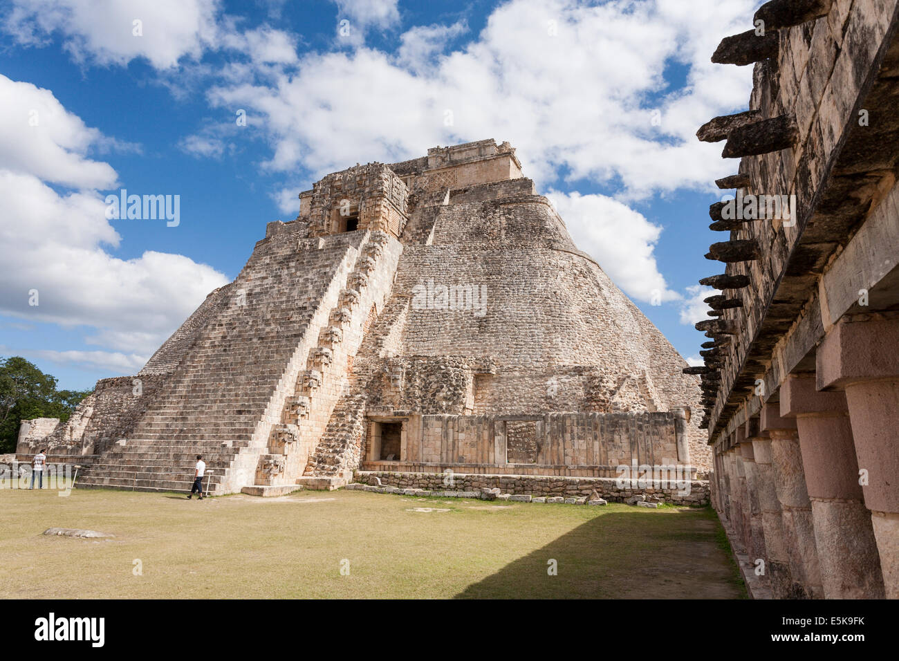 Scale sul lato posteriore della piramide del mago. Ripide scale portano fino al tempio di cerimoniale camere alta in questa massa Foto Stock