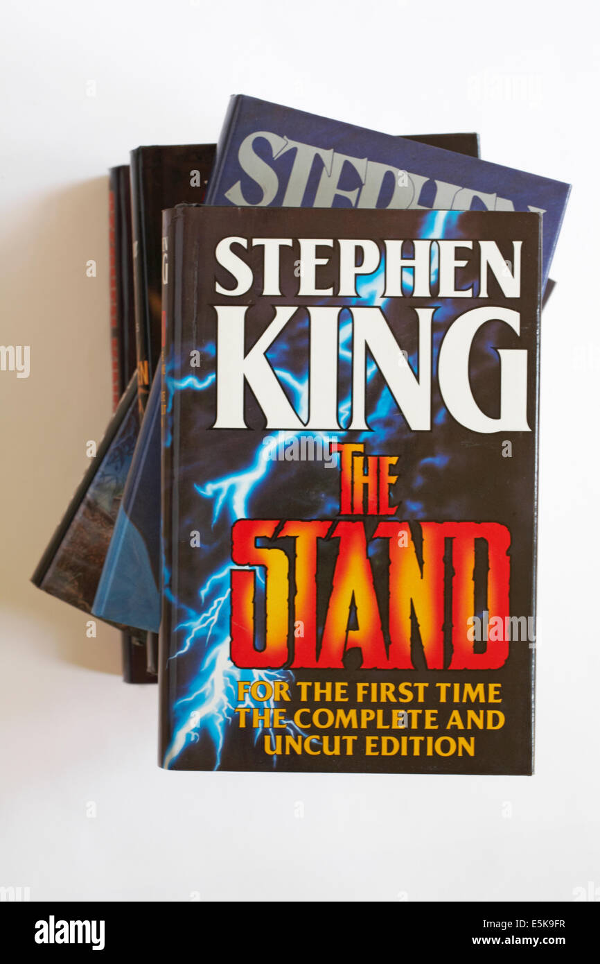 Pila di Stephen King libri con il supporto per la prima volta la completa e intonso edizione libro sulla cima isolata su sfondo bianco Foto Stock