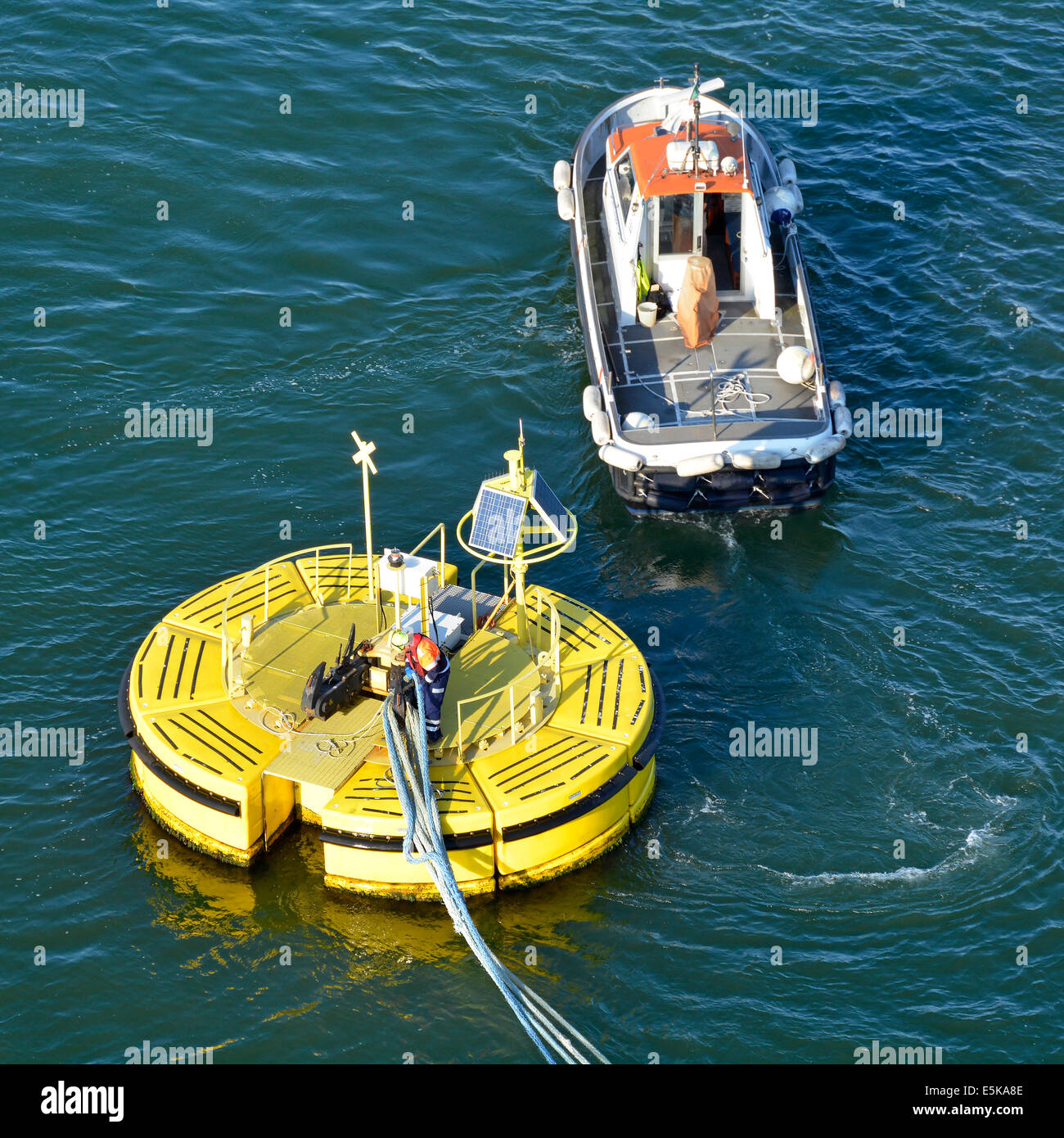 Vista aerea motoscafo & ormeggio equipaggio rilasciare navi da crociera falsers fissato a Floatex galleggiante ancora boa ancorata al mare letto solare pannello Ravenna Italia Foto Stock