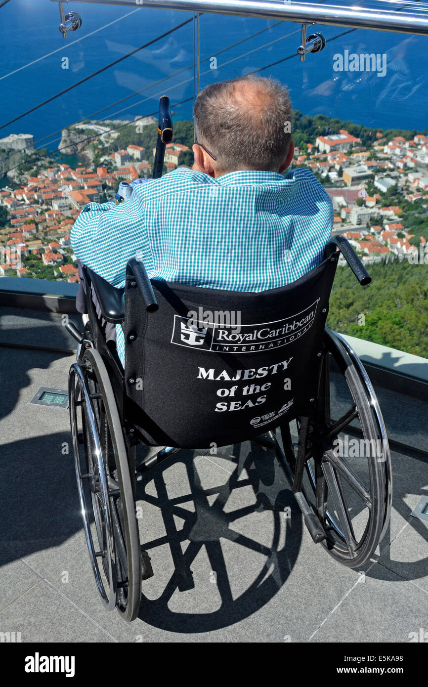 La nave di crociera passeggero provvisto di una sedia a rotelle per un' escursione a terra per la piattaforma di osservazione sopra la città murata di Dubrovnik Croazia Dalmazia Foto Stock