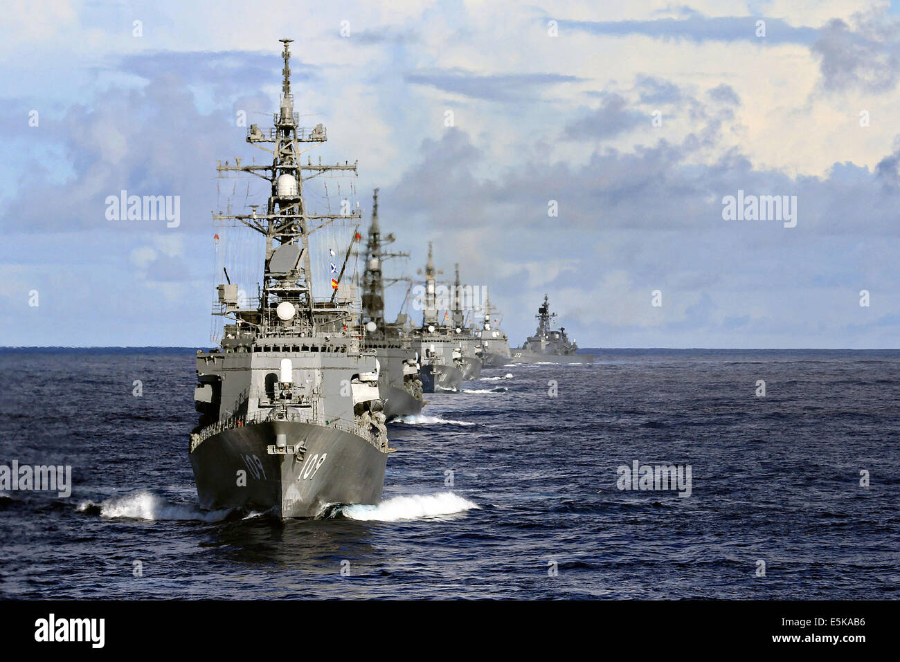 US Navy Arleigh Burke-class guidato-missile destroyer USS Pinckney e Giappone marittimo Forza di Autodifesa navi condotta manovre tattiche durante GUAMEX 2014 esercizio luglio 8, 2014 al largo di Guam. GUAMEX è destinato a migliorare l'interoperabilità dell'U.S. La marina e il Giappone Maritime Forze di autodifesa. Foto Stock