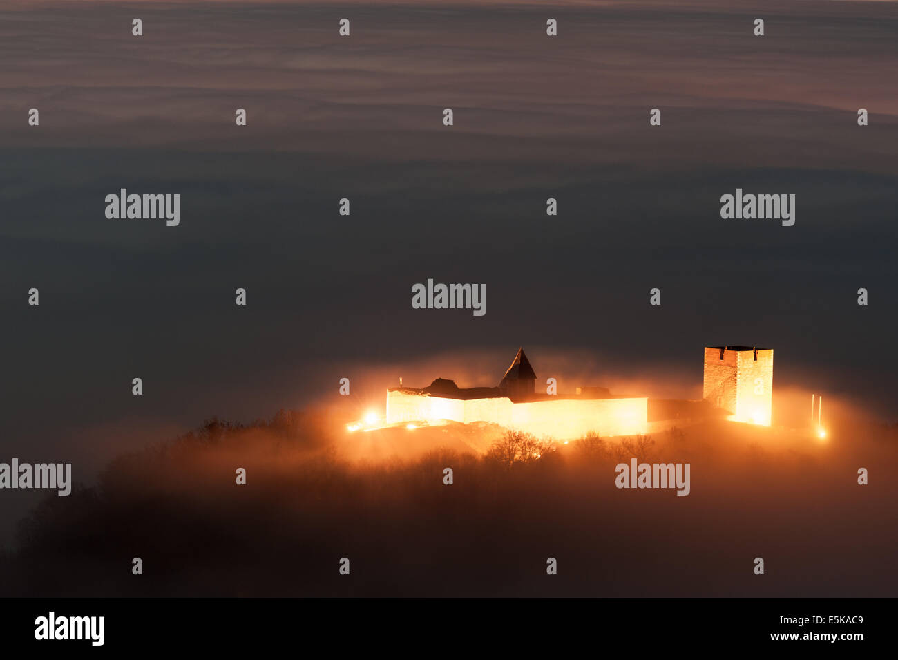 Il castello di Medvedgrad splende sopra la città di Zagabria, in caso di nebbia. Foto Stock