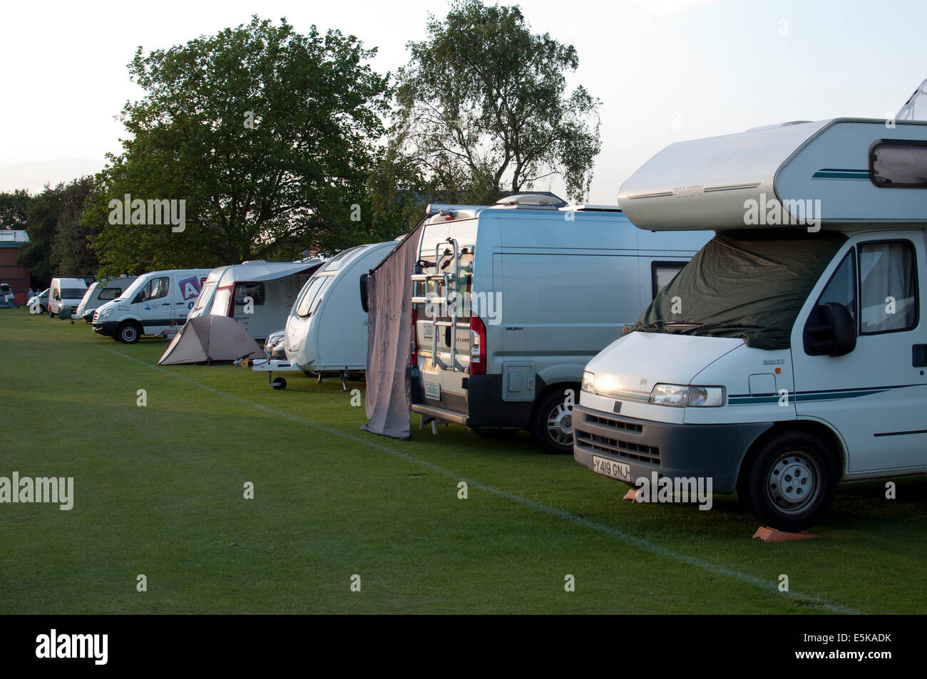 Roulotte e camper a Warwick Folk Festival site Foto Stock