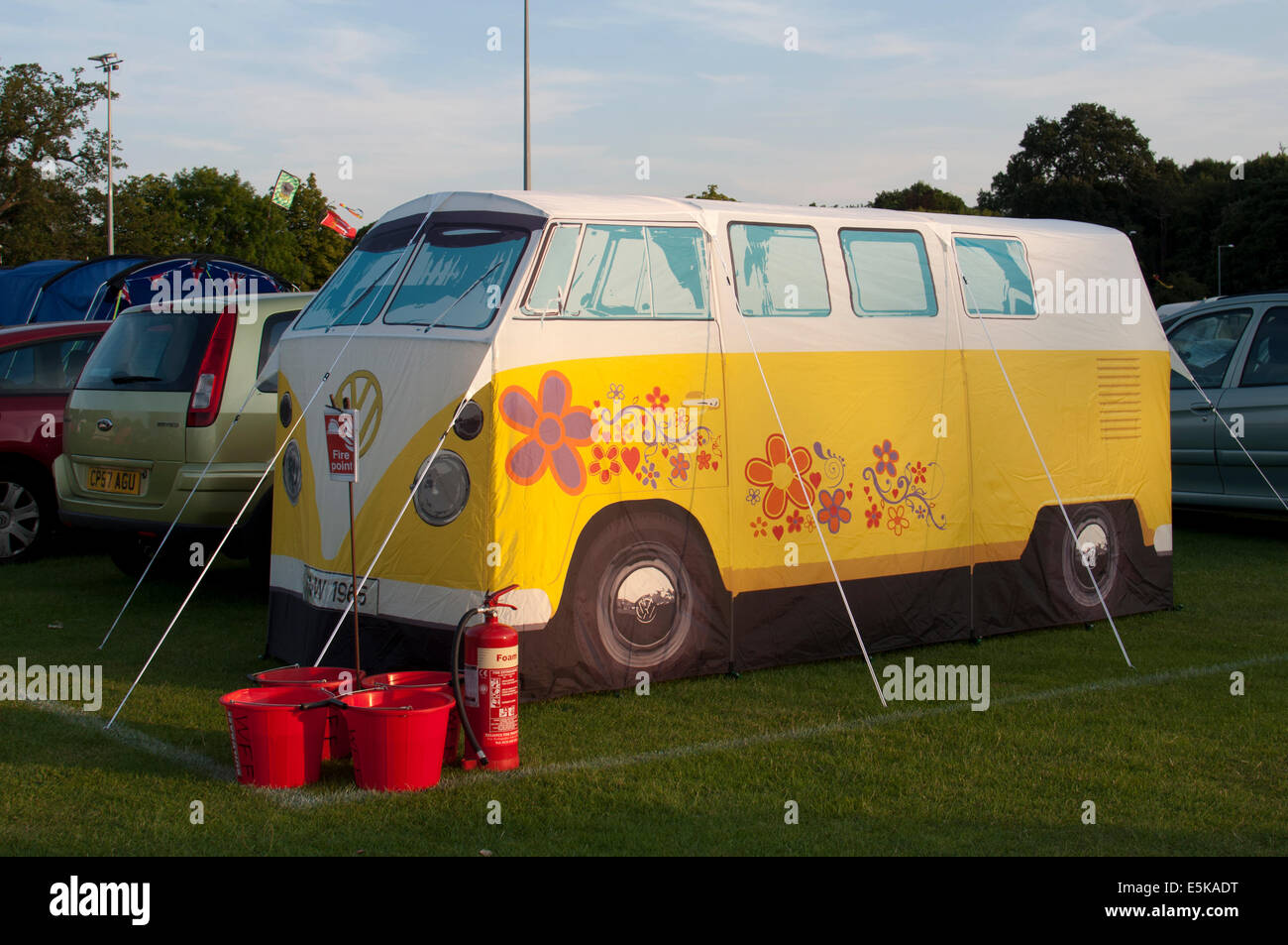 VW camper van tenda a Warwick Folk Festival campeggio Foto Stock