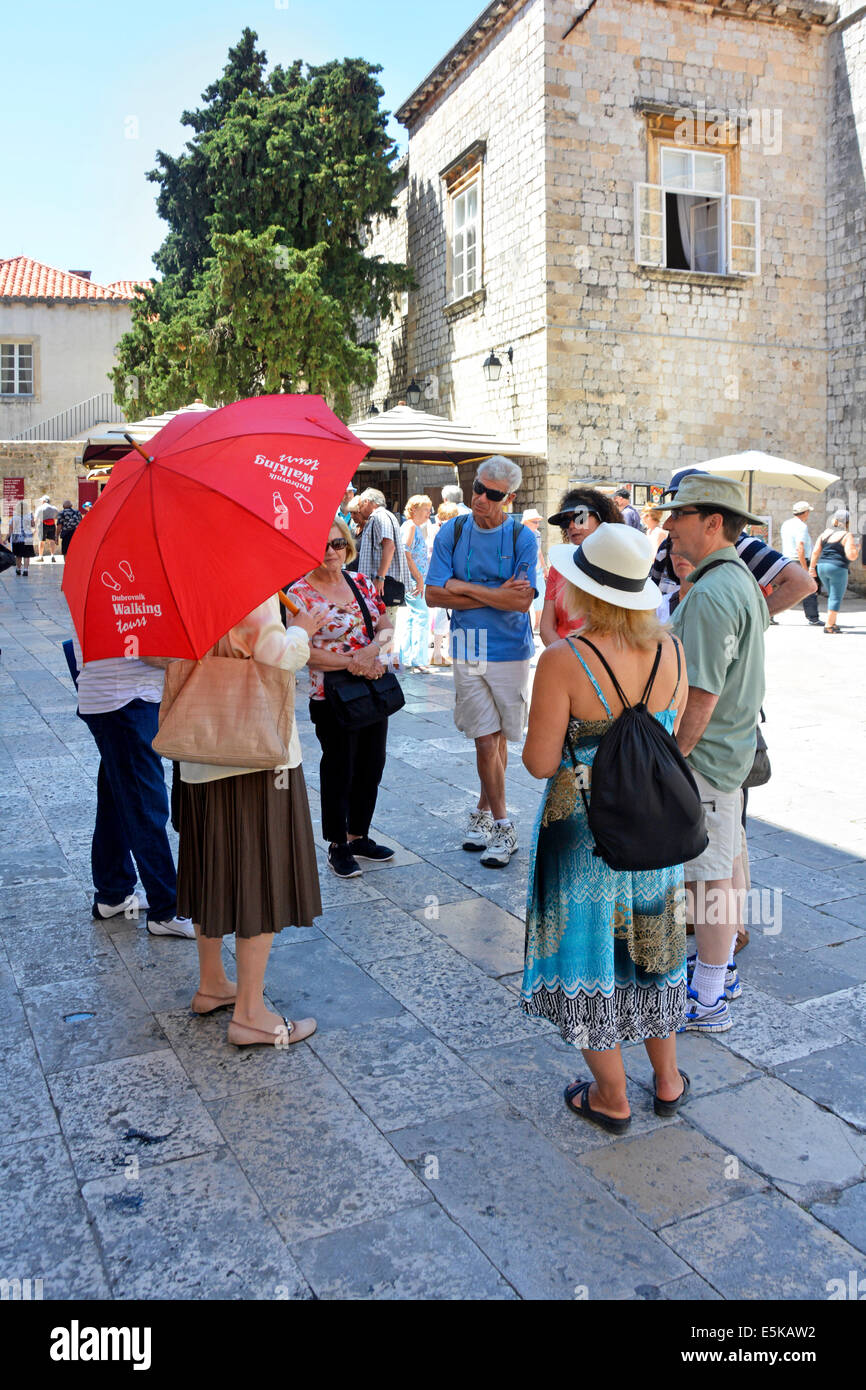 Dubrovnik walking tour guida con un piccolo gruppo di turisti in piedi in ombra in una calda giornata estiva Foto Stock