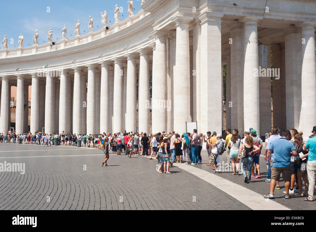 San Pietro Piazza San Pietro i turisti in piedi in una linea Foto Stock