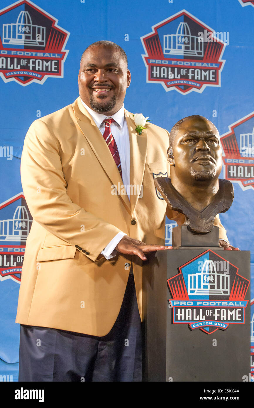 Il Cantone, Ohio, Stati Uniti d'America. 2 agosto, 2014. WALTER JONES pone per i fotografi accanto al suo busto dopo la sua consacrazione nella Pro Football Hall of Fame presso la Pro Football Hall of Fame Campo a Fawcett Stadium di Canton, Ohio. Credito: Frank Jansky/ZUMA filo/Alamy Live News Foto Stock