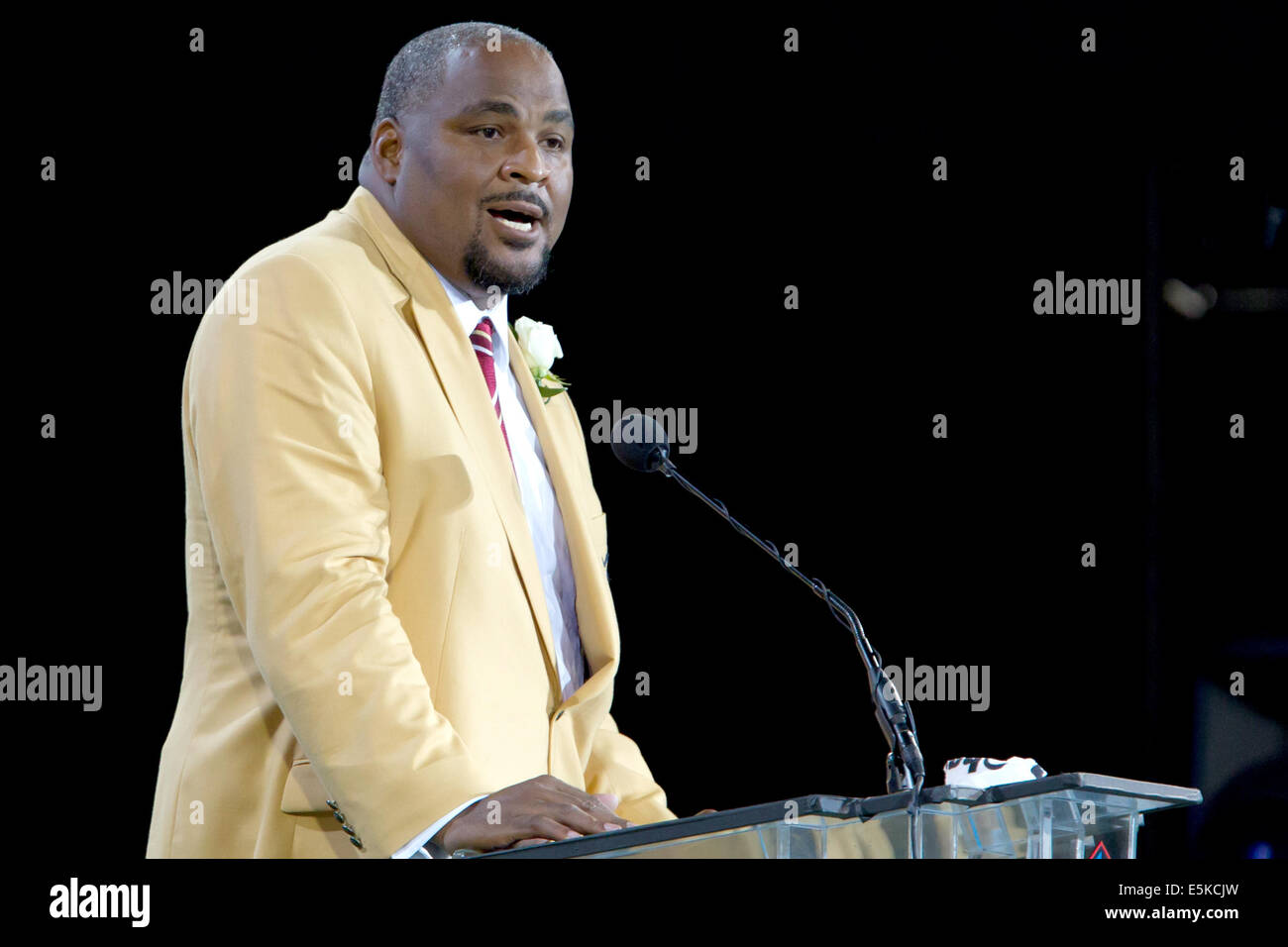 Il Cantone, Ohio, Stati Uniti d'America. 2 agosto, 2014. WALTER JONES affronta la folla a la sua consacrazione nella Pro Football Hall of Fame presso la Pro Football Hall of Fame Campo a Fawcett Stadium di Canton, Ohio. Credito: Frank Jansky/ZUMA filo/Alamy Live News Foto Stock