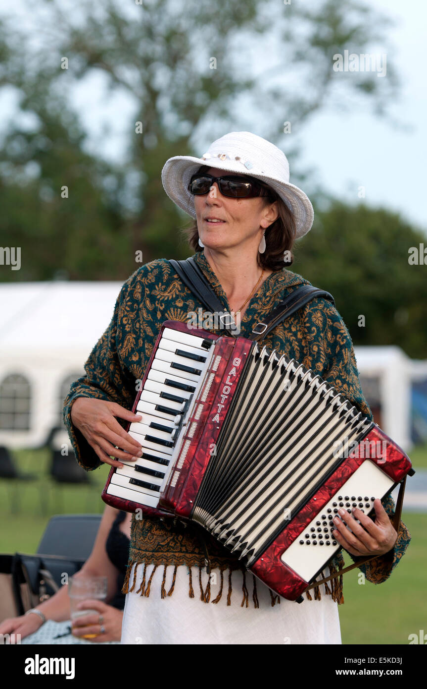 Donna che gioca a meloeon a Warwick Folk Festival Foto Stock