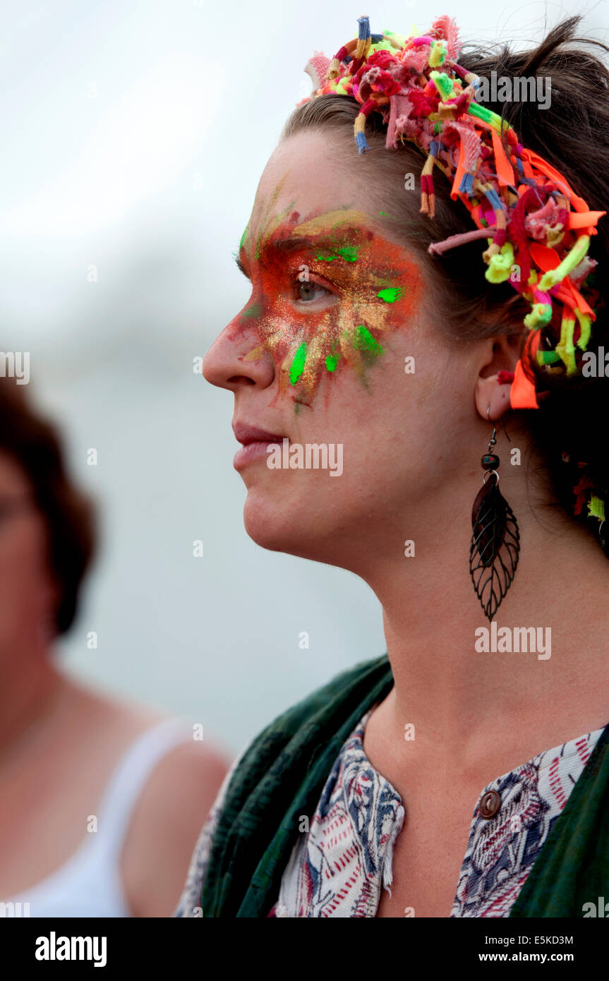 Donna con la pittura del viso a Warwick Folk Festival Foto Stock