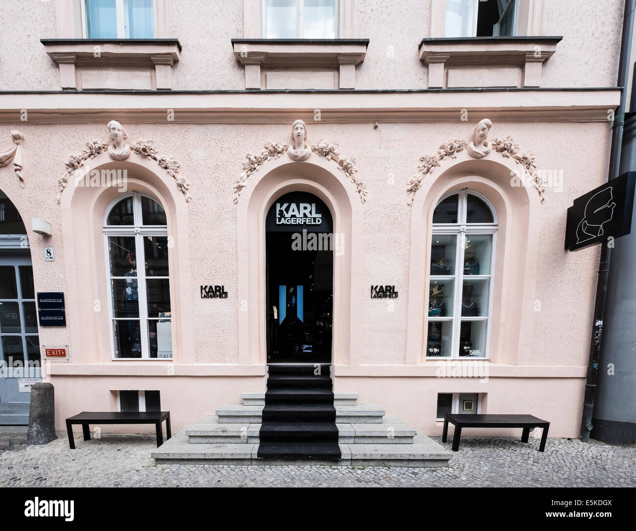 Karl Lagerfeld boutique su Neue Schonhauser street nel trendy quartiere alla moda di Mitte di Berlino Germania Foto Stock Karl Lagerfeld boutique su Neue Schonhauser street nel trendy quartiere alla moda di Mitte di Berlino Germania Foto Stock